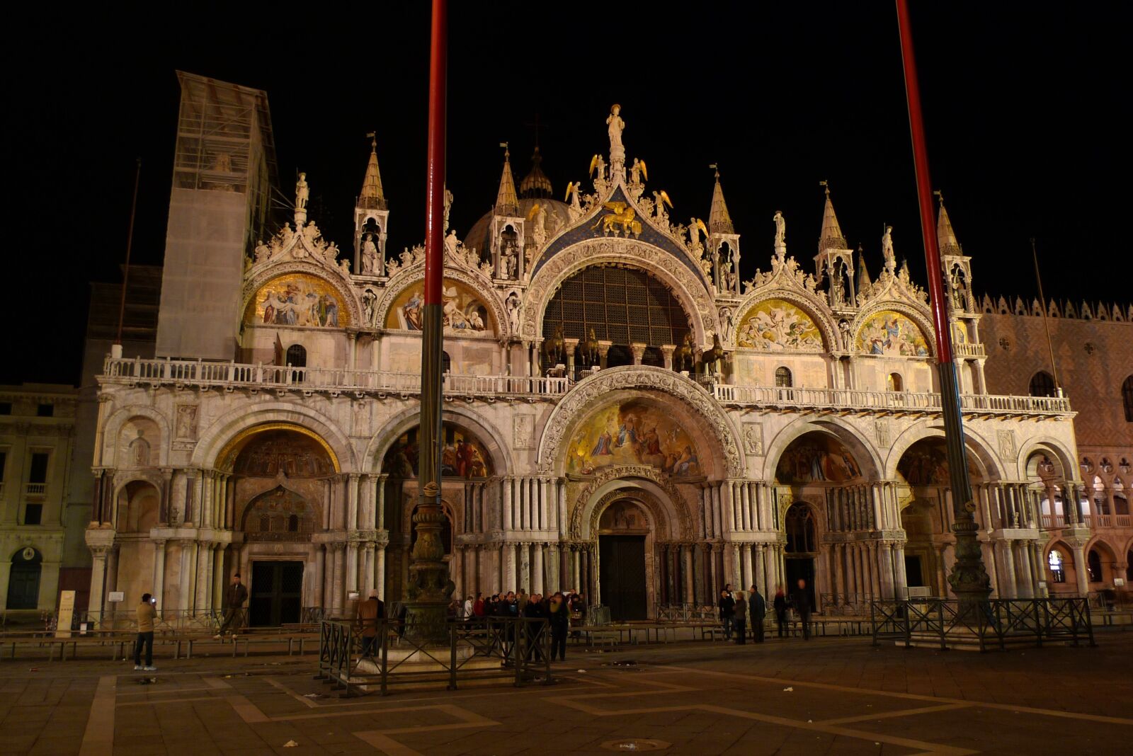 Panasonic Lumix DMC-LX3 sample photo. Venice, basilica, pediment photography