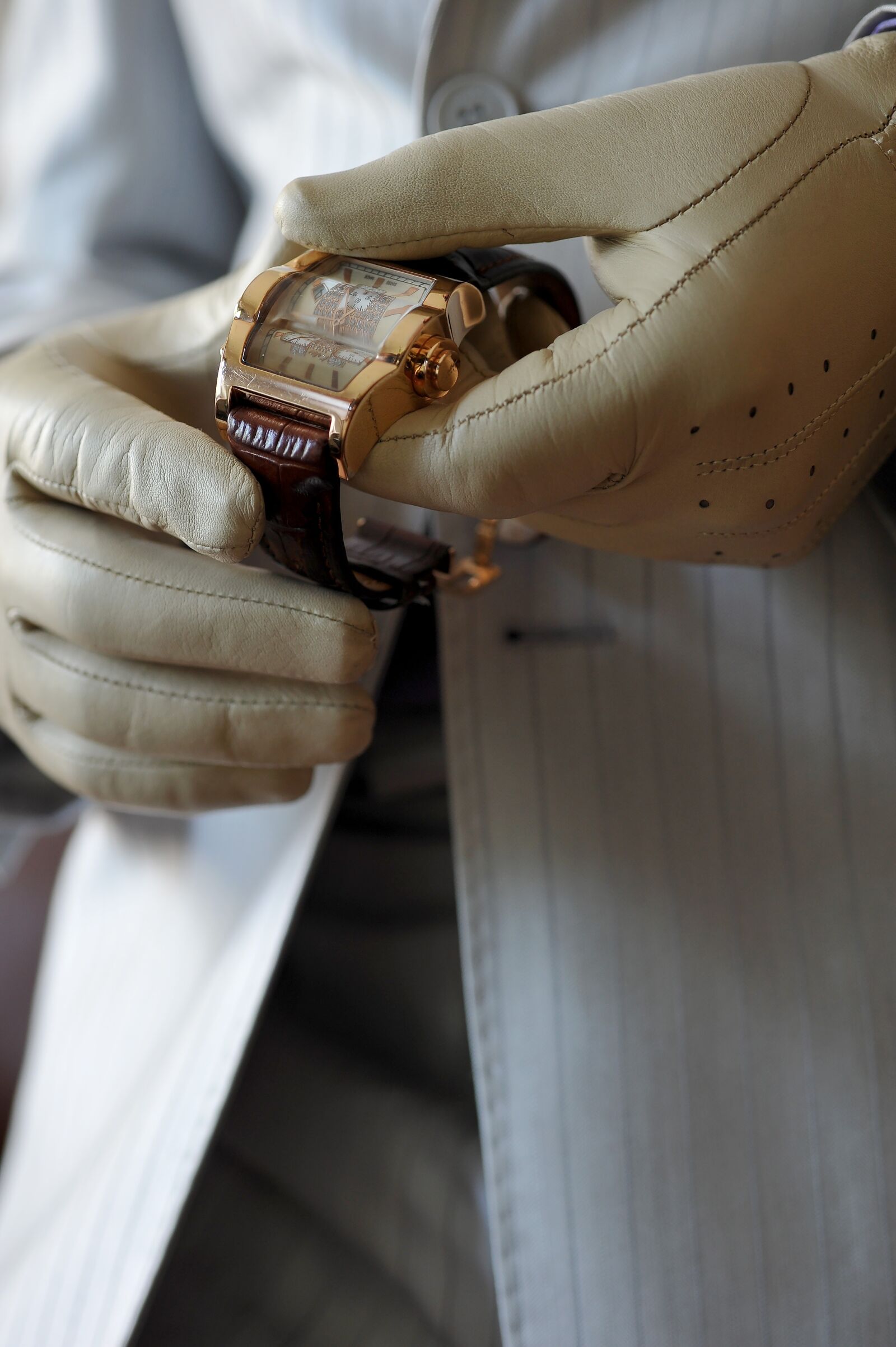Nikon D3S sample photo. Gloves, leather gloves, hands photography