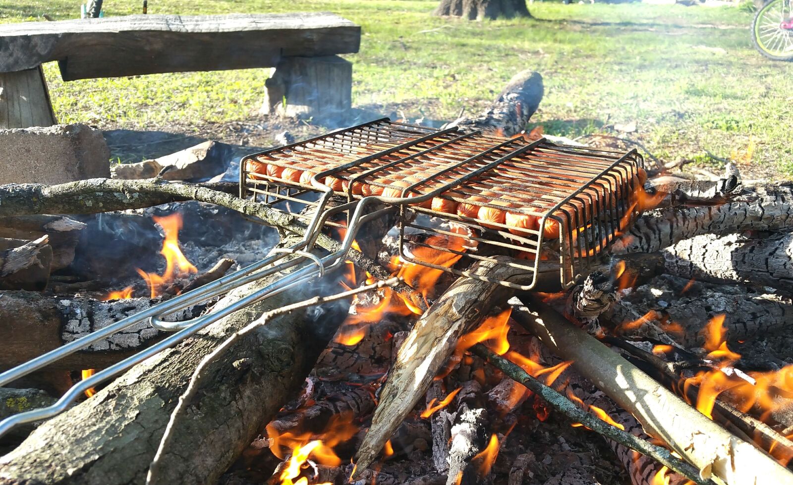 Samsung Galaxy Note4 sample photo. Camp, fire, hot-dogs photography