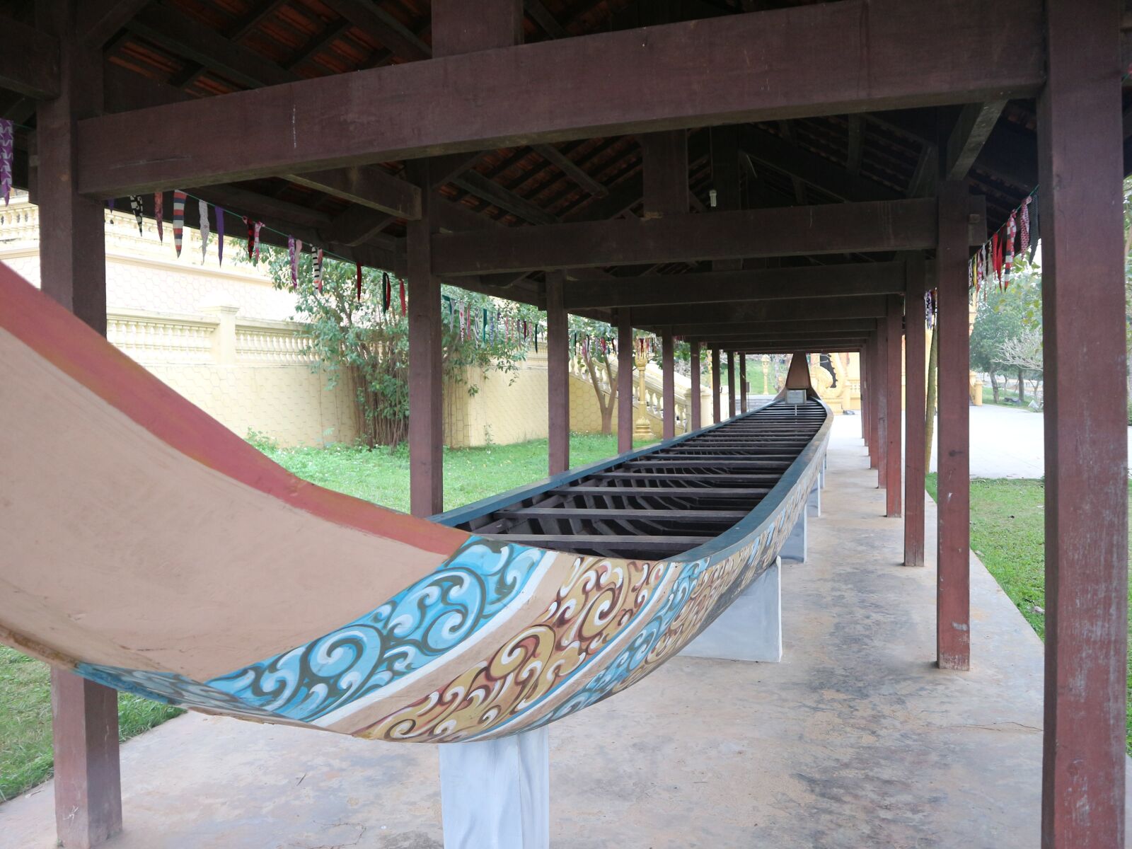Canon EF-M 15-45mm F3.5-6.3 IS STM sample photo. Boat, wood, traditional photography