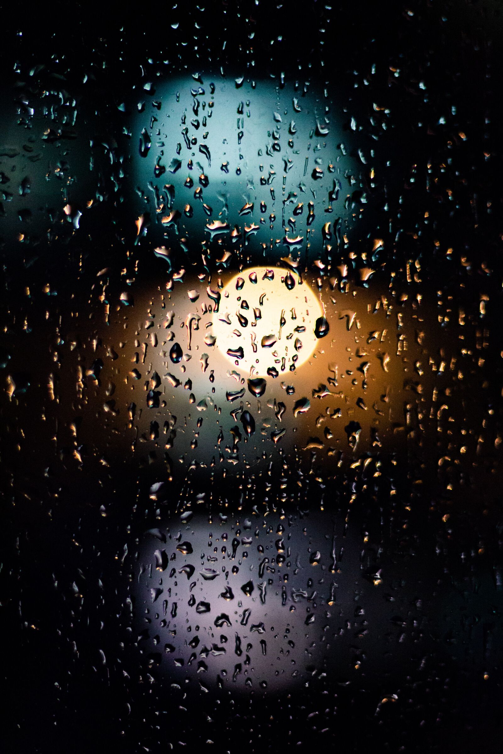 Canon EOS 700D (EOS Rebel T5i / EOS Kiss X7i) + Canon EF 50mm F1.8 STM sample photo. Rain, glass photography
