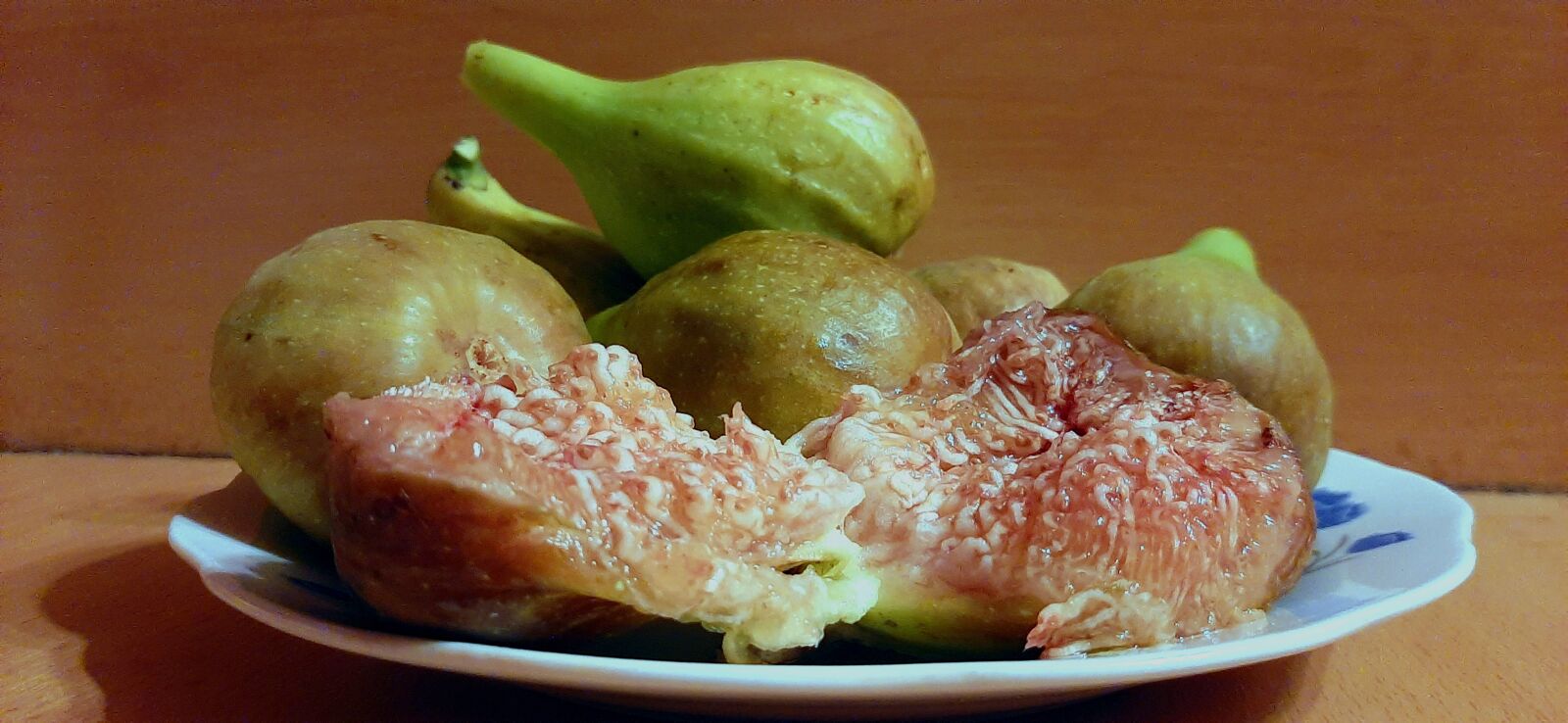 Samsung SM-A505F sample photo. Dates, fruits, plate photography