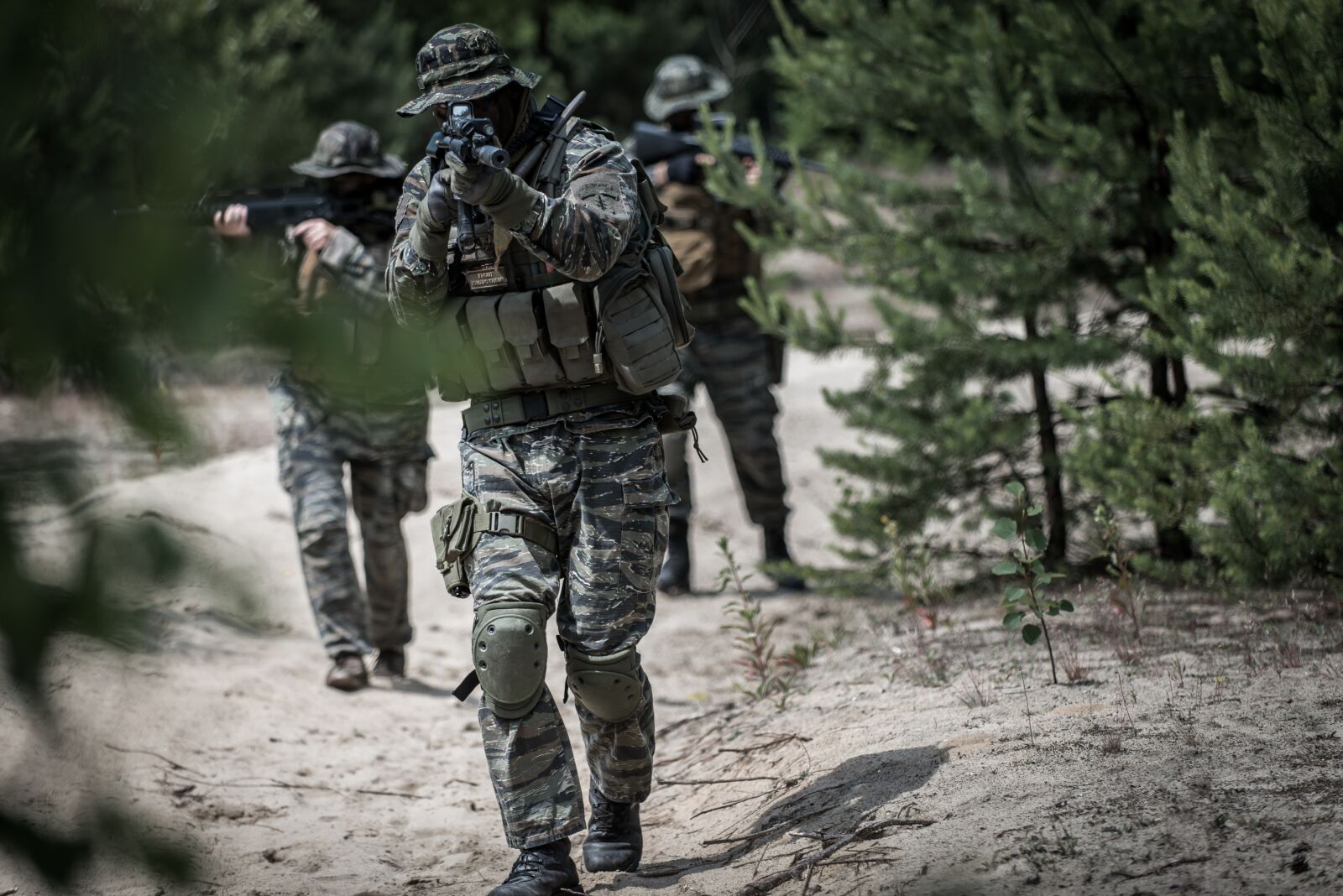Nikon D800 sample photo. Soldier, the war, the photography