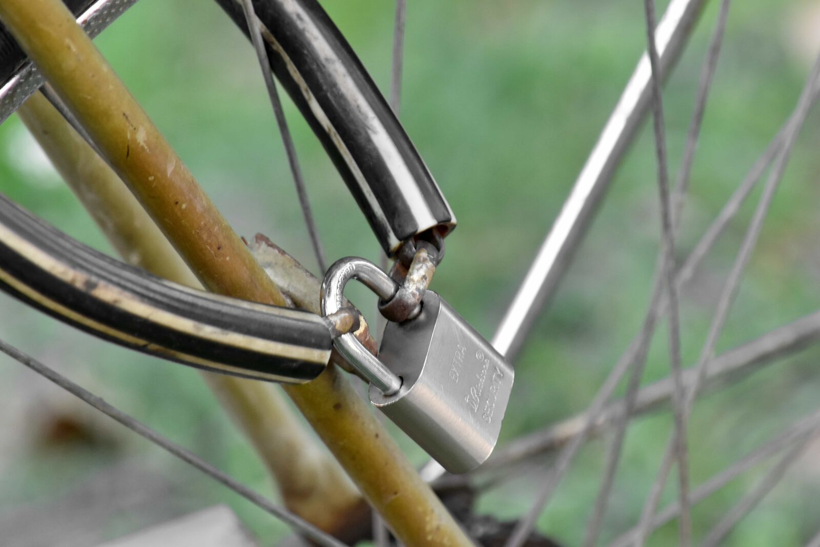 Nikon D5500 sample photo. Fastener, padlock, lock, wheel photography