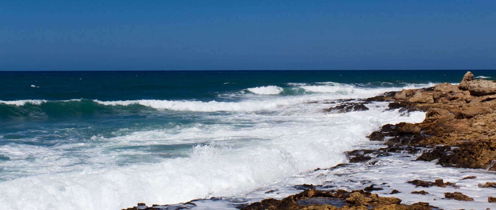 Canon EOS 1300D (EOS Rebel T6 / EOS Kiss X80) sample photo. Seascape, waves, rocks photography