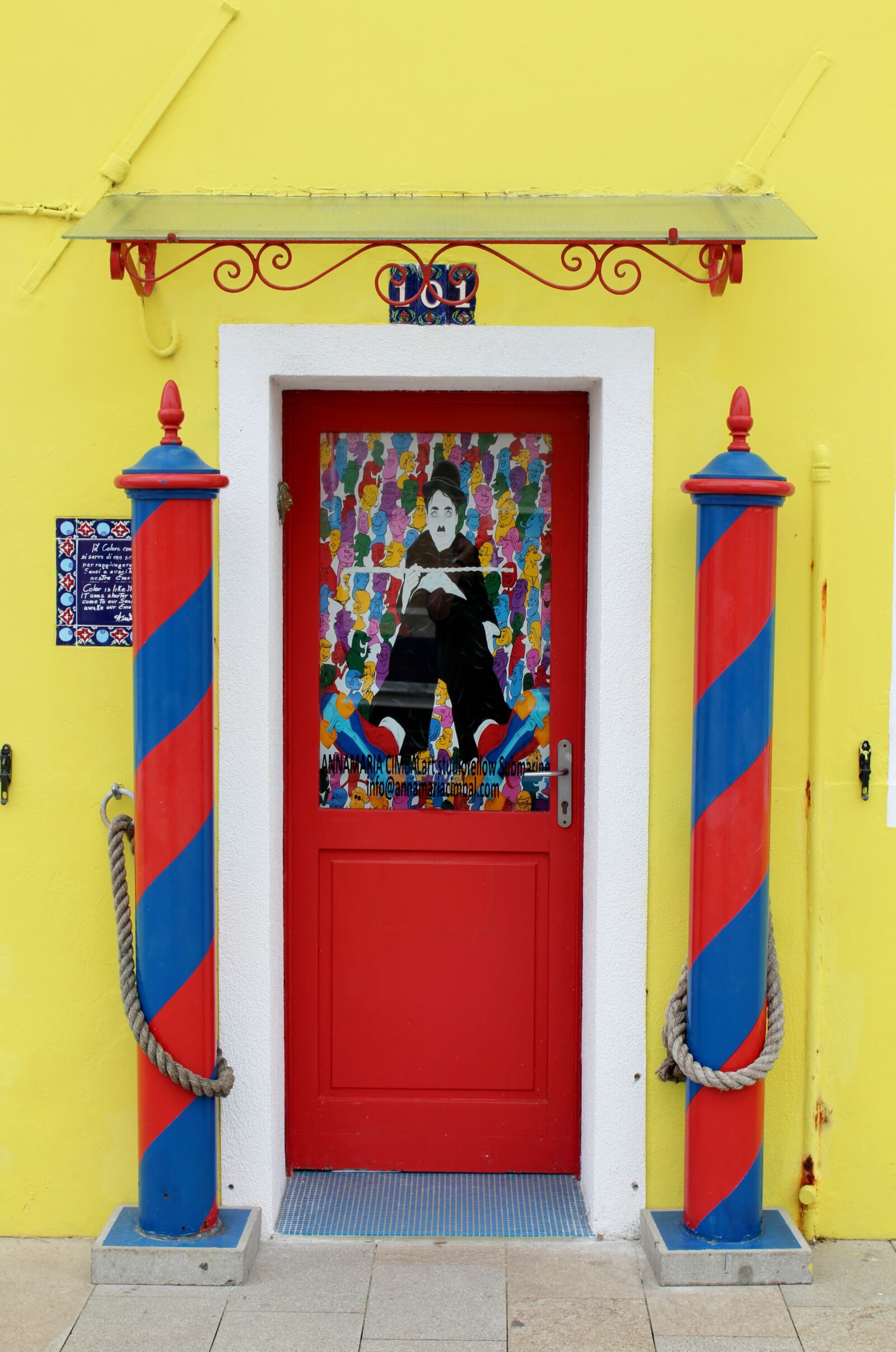 Canon EOS 650D (EOS Rebel T4i / EOS Kiss X6i) sample photo. Charlie chaplin, doorway, house photography