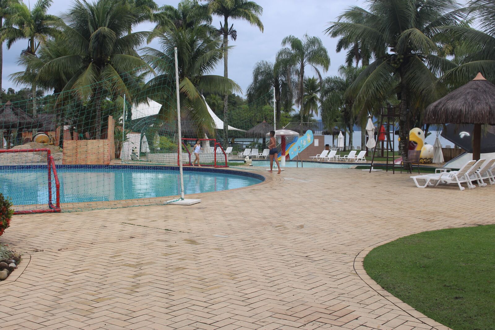 Canon EOS 700D (EOS Rebel T5i / EOS Kiss X7i) sample photo. Beach, pool, coconut trees photography