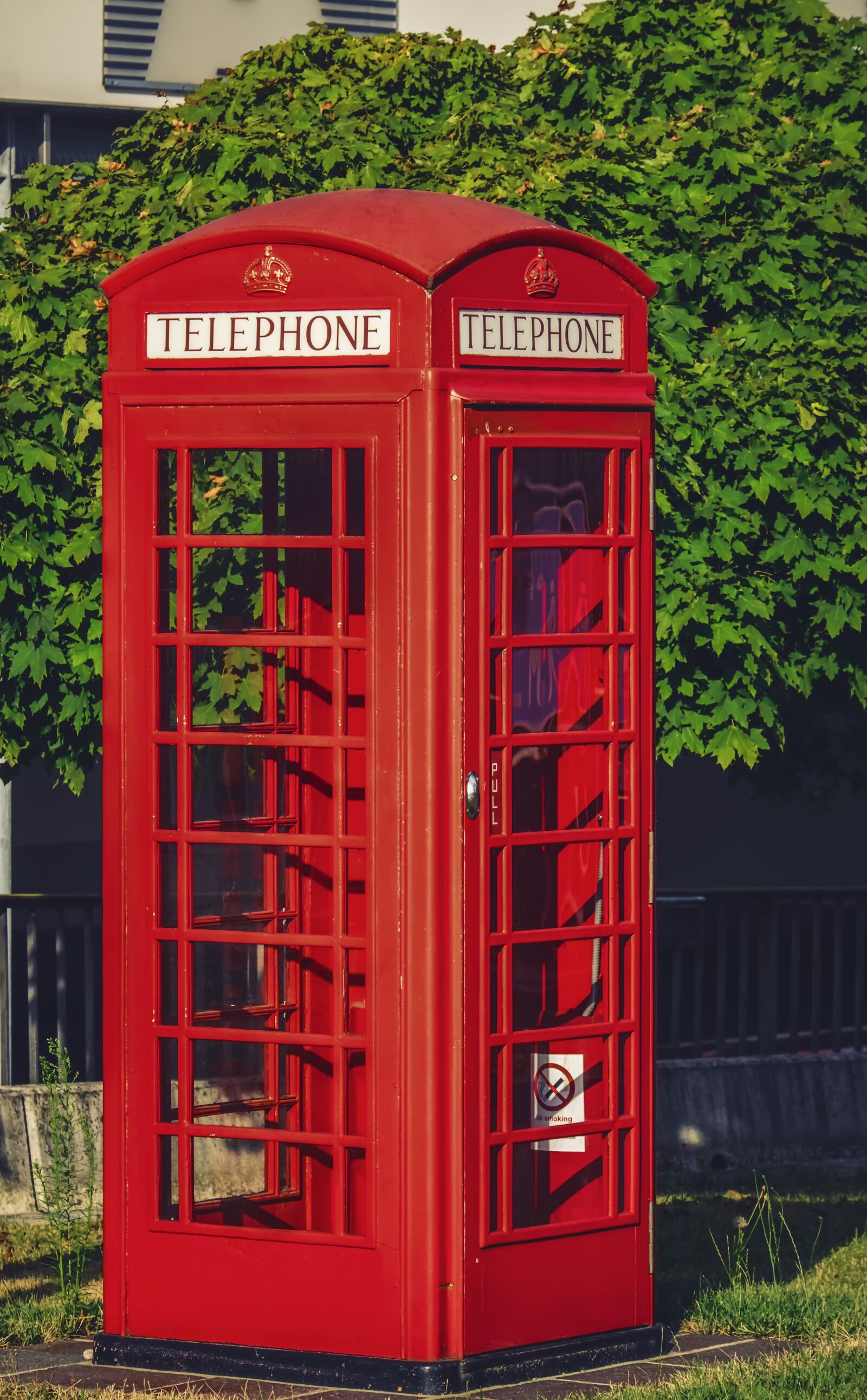 Fujifilm XF 55-200mm F3.5-4.8 R LM OIS sample photo. Phone booth, english, phone photography