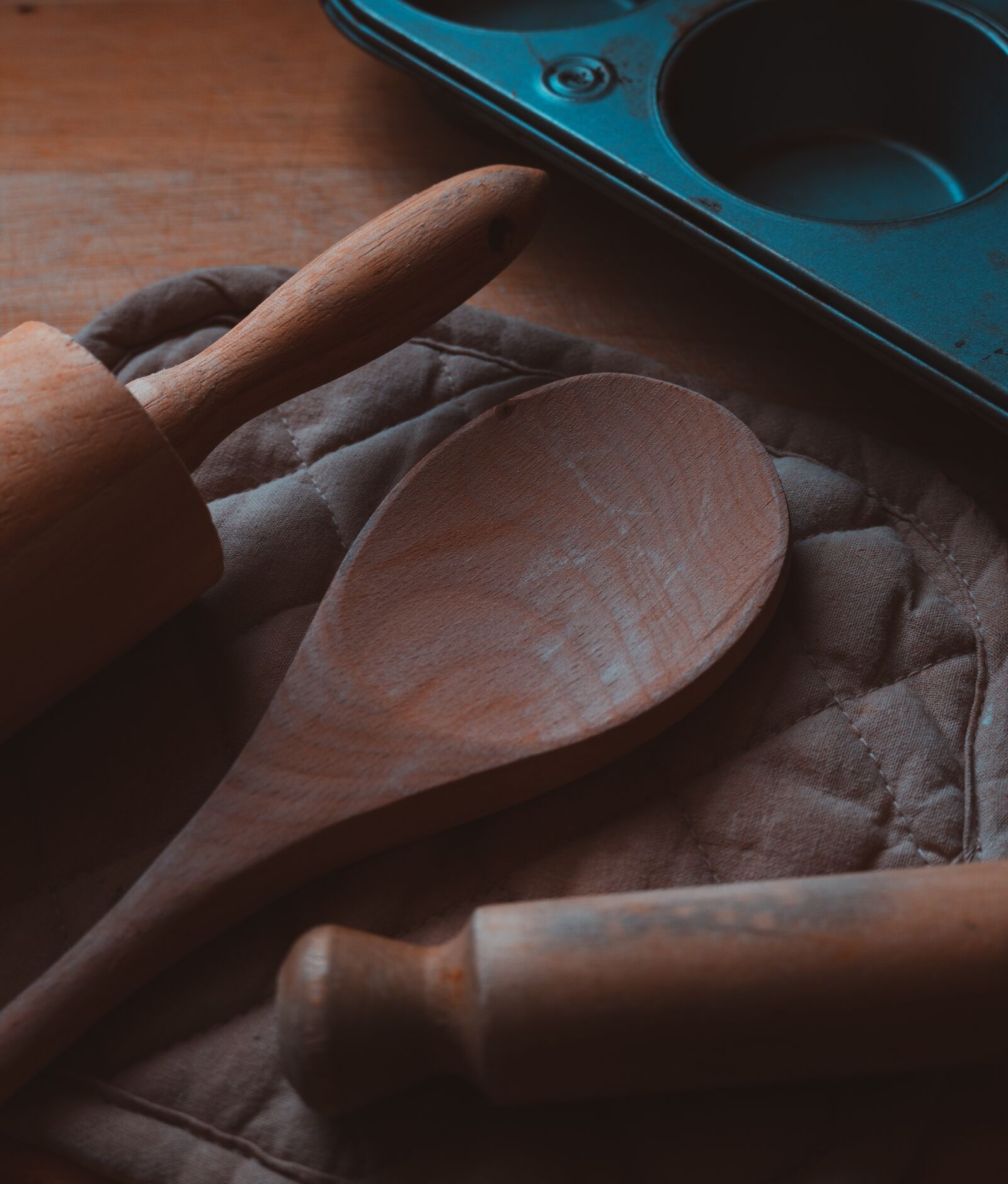 Sony a6600 sample photo. Cook, wooden spoon, kitchen photography