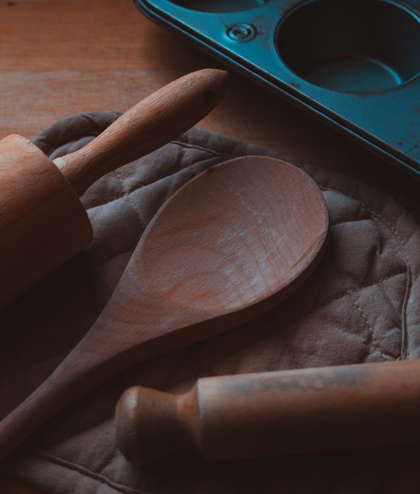 Sony a6600 sample photo. Cook, wooden spoon, kitchen photography