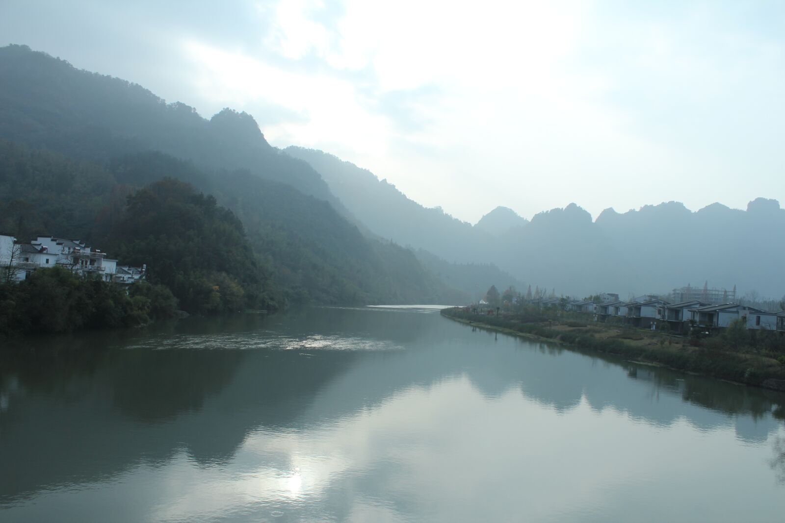 Canon EOS 600D (Rebel EOS T3i / EOS Kiss X5) sample photo. River, distant hills, reflection photography