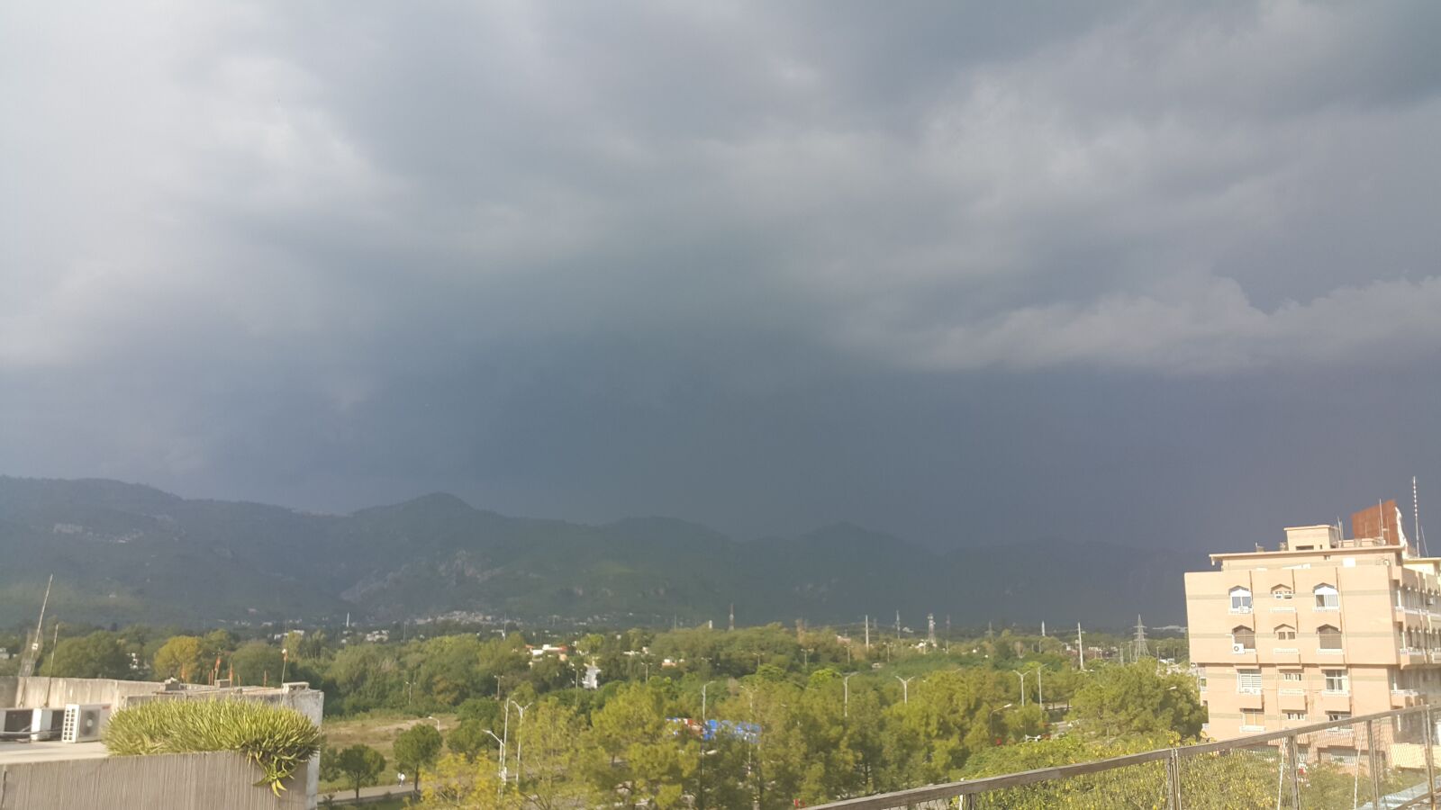 Samsung Galaxy Note4 sample photo. Beautiful weather, dark clouds photography