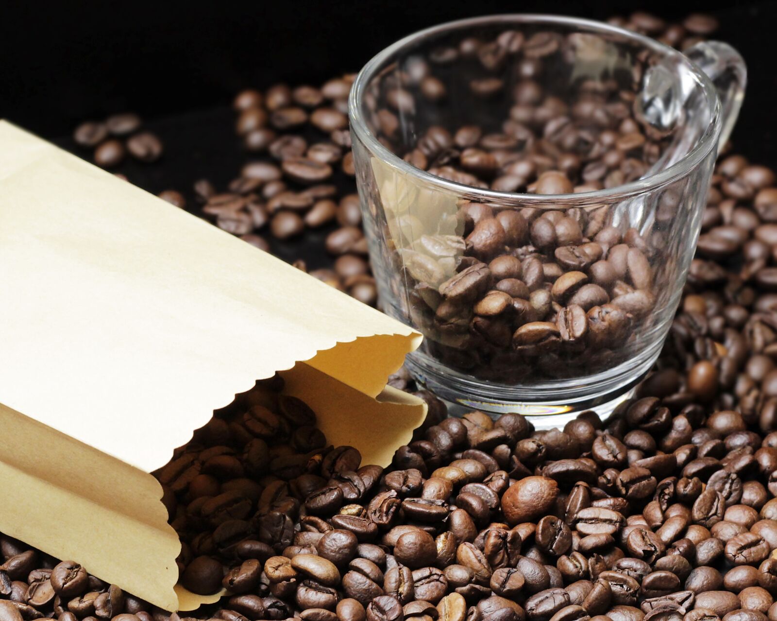 Canon EOS 100D (EOS Rebel SL1 / EOS Kiss X7) + Canon EF 50mm F1.8 STM sample photo. Coffee beans, coffee cup photography