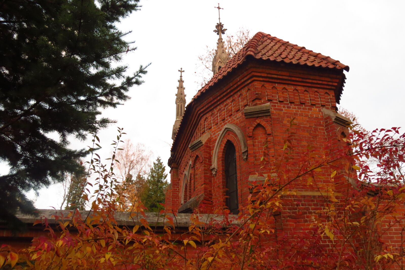 Canon PowerShot SX40 HS sample photo. Church, cemetery, autumn photography