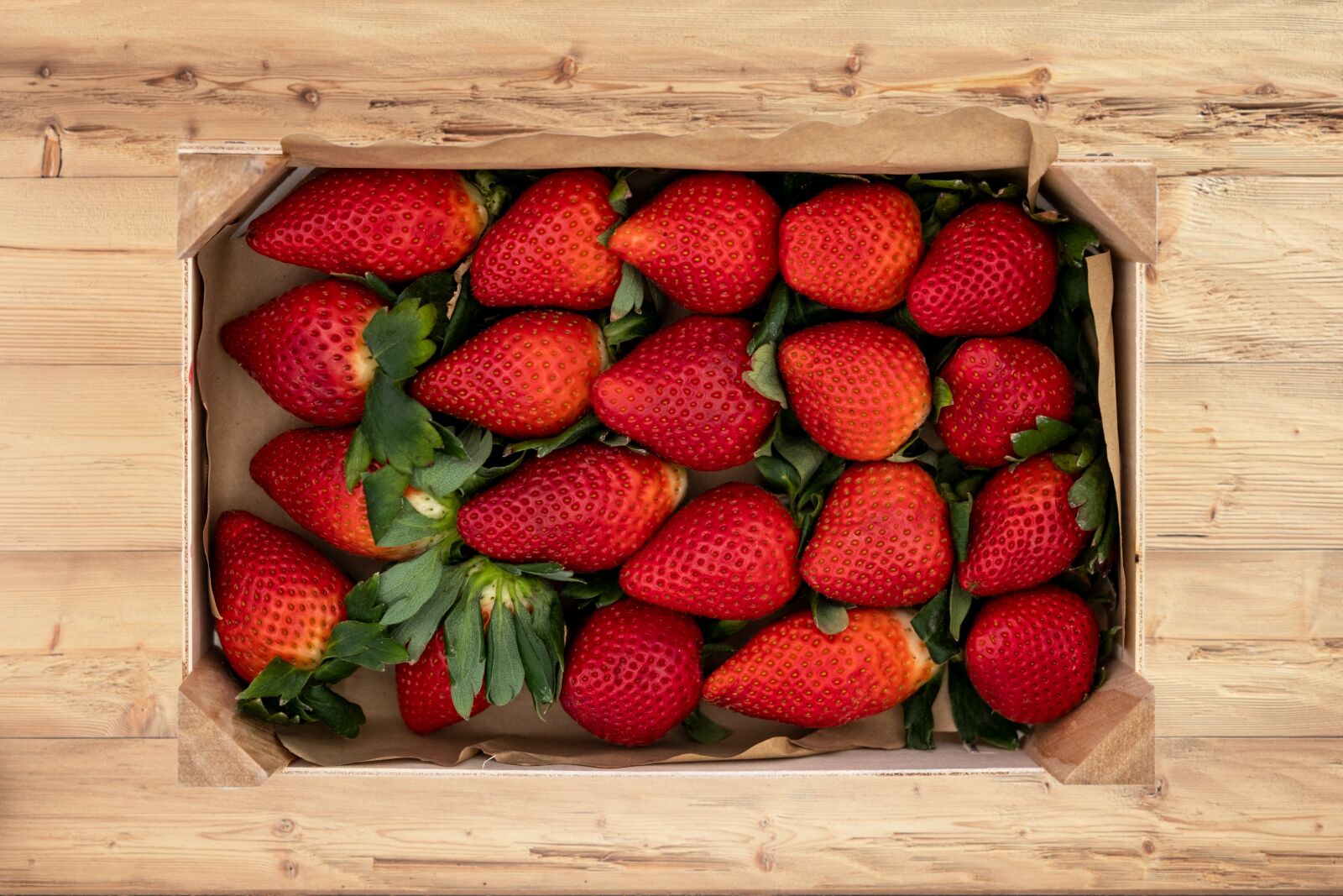 Fujifilm X-T2 + Fujifilm XF 35mm F2 R WR sample photo. Strawberries, fruits, fruit photography