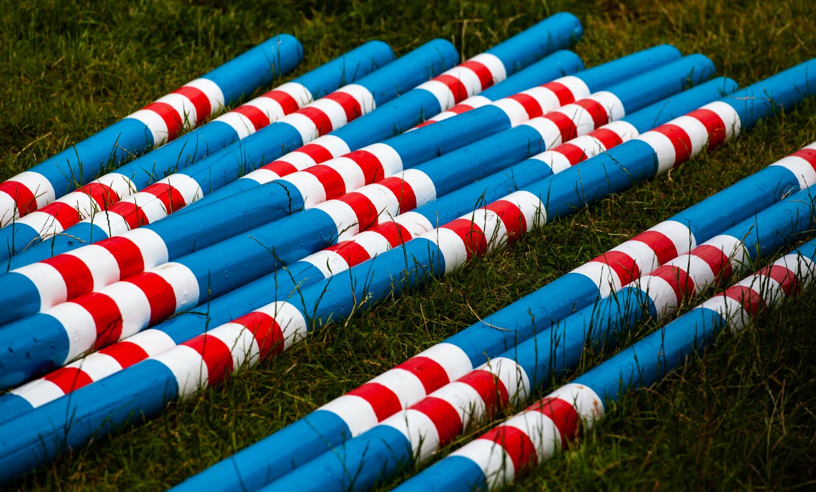 Canon EF 70-200mm F4L USM sample photo. Colourful, poles, wooden poles photography