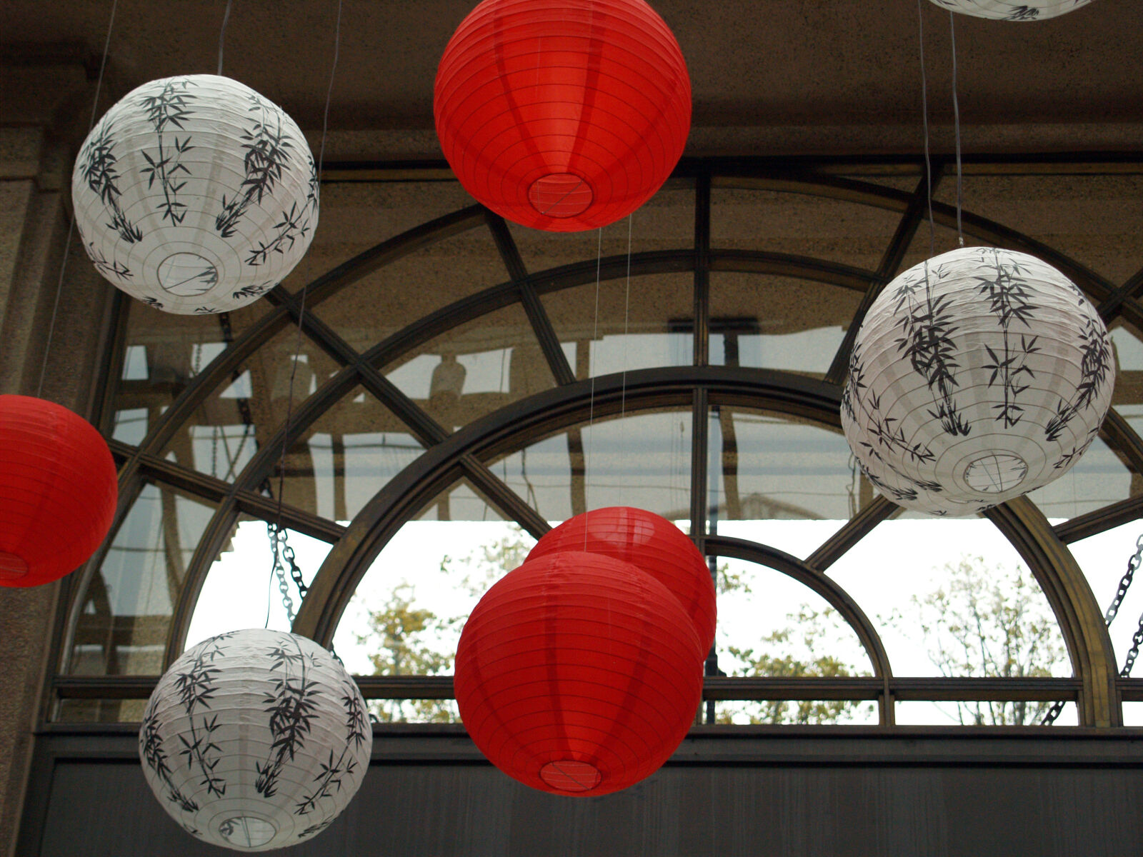 Olympus E-500 (EVOLT E-500) sample photo. Paper, lanterns, red photography