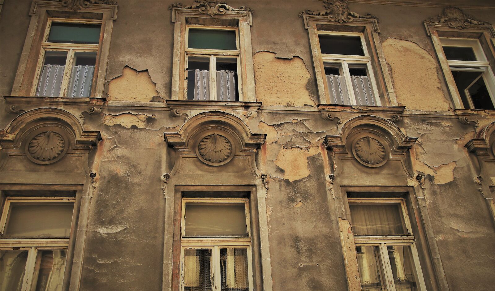 Canon EOS 80D sample photo. Old house, the window photography