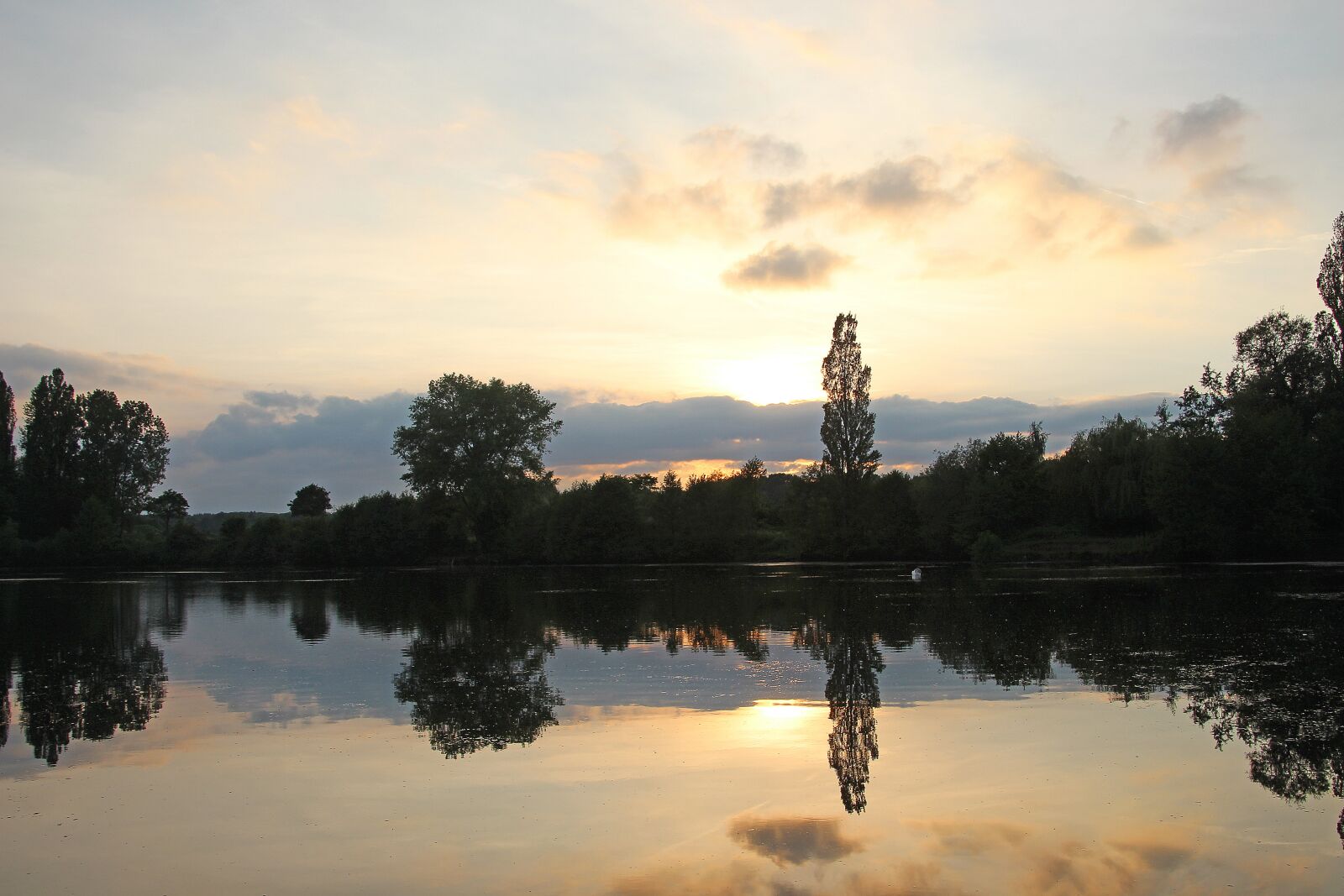 Canon EOS 700D (EOS Rebel T5i / EOS Kiss X7i) sample photo. Fish pond, waters, evening photography
