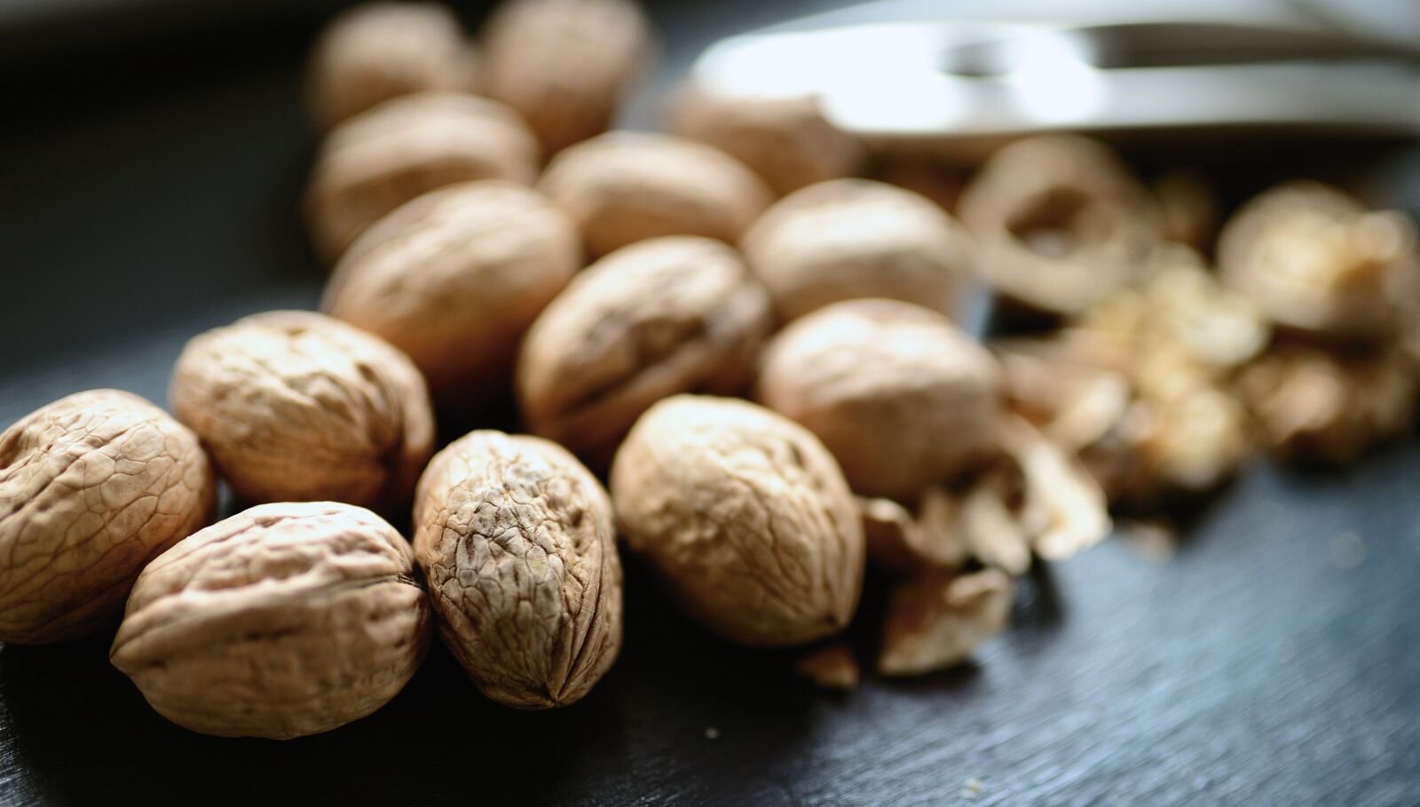 Nikon D610 sample photo. Walnuts, nuts, nusschalen photography