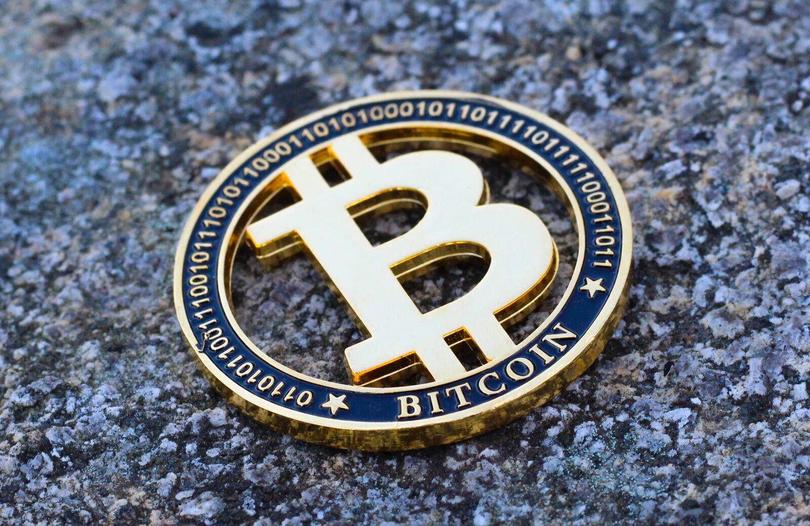 Canon EOS 700D (EOS Rebel T5i / EOS Kiss X7i) + Canon EF 50mm F1.8 STM sample photo. Bitcoin, currency, cryptocurrency photography