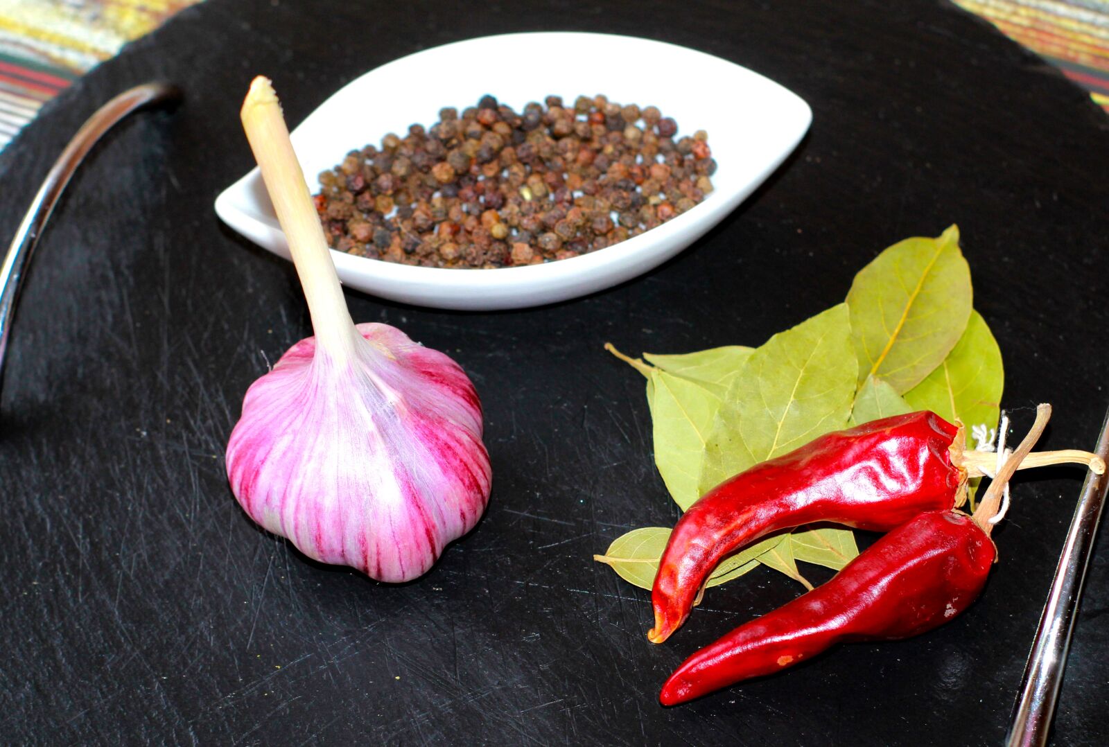 Canon EOS 1200D (EOS Rebel T5 / EOS Kiss X70 / EOS Hi) sample photo. Seasoning, garlic, pepper photography