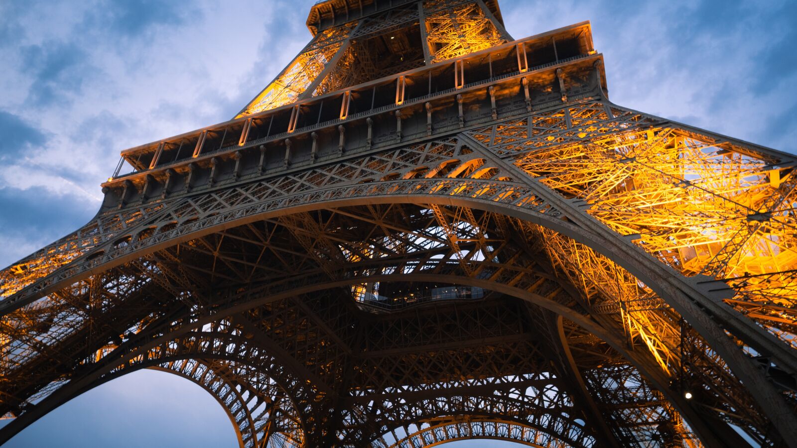 Olympus OM-D E-M5 II + Olympus M.Zuiko Digital ED 12-40mm F2.8 Pro sample photo. France, paris, eiffel photography