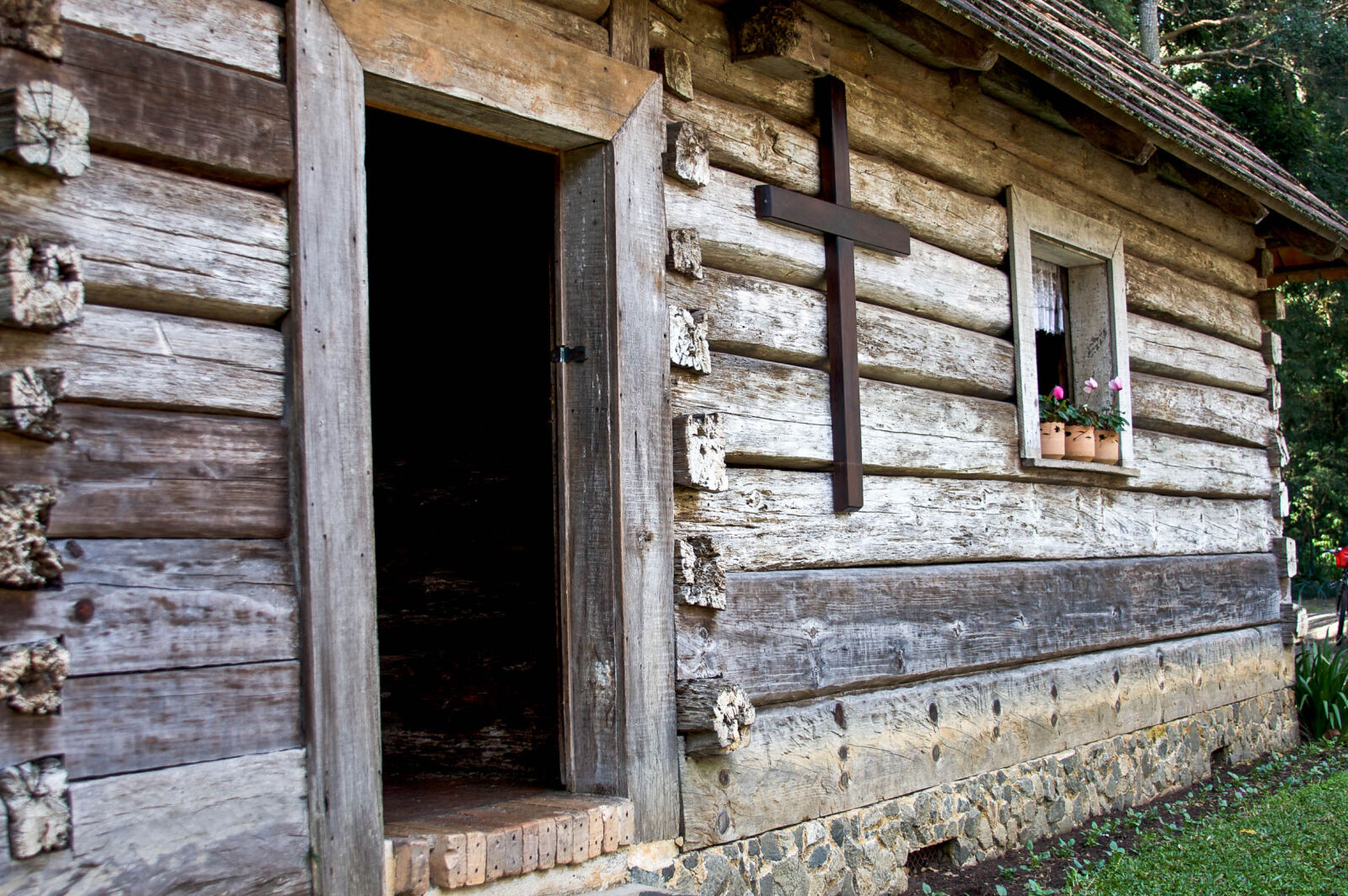 Canon EOS 40D sample photo. Brown, wooden, house photography