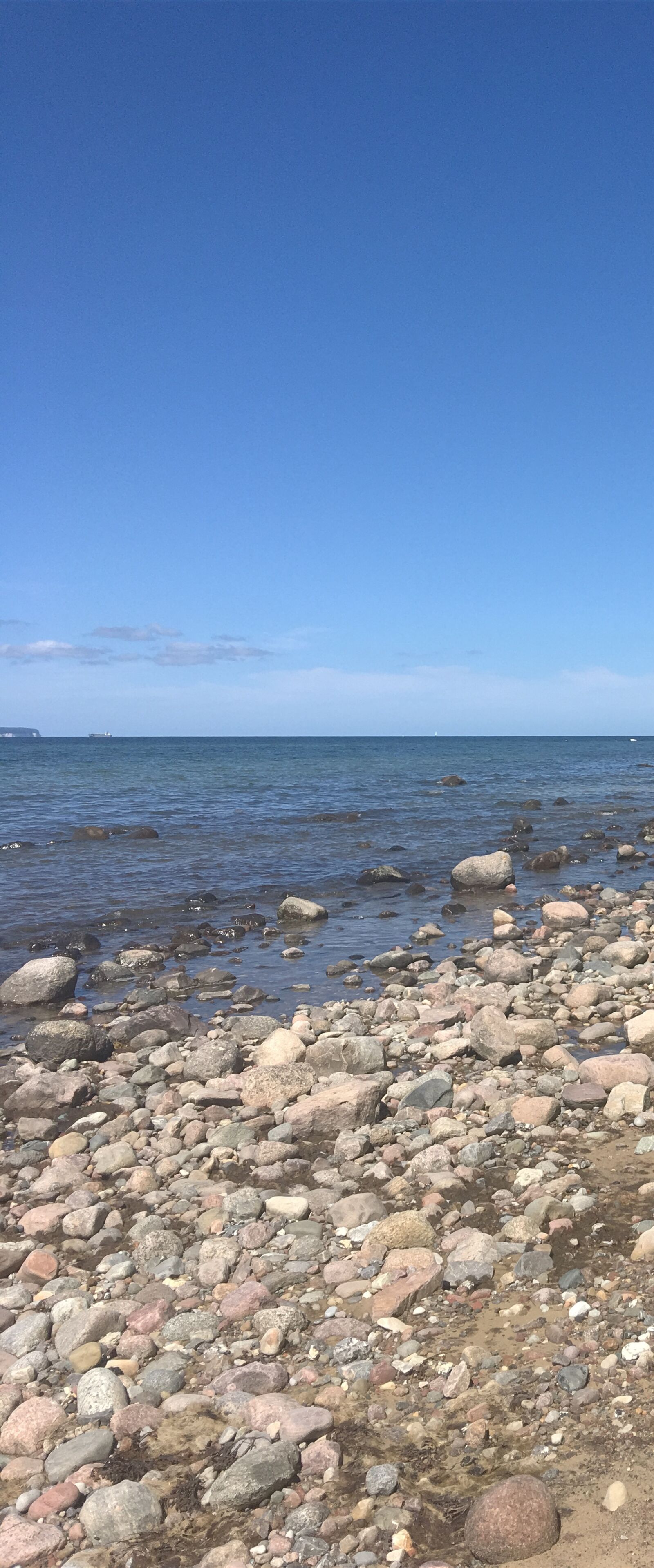 iPhone 6s Plus back camera 4.15mm f/2.2 sample photo. Rügen, sea, pebble photography