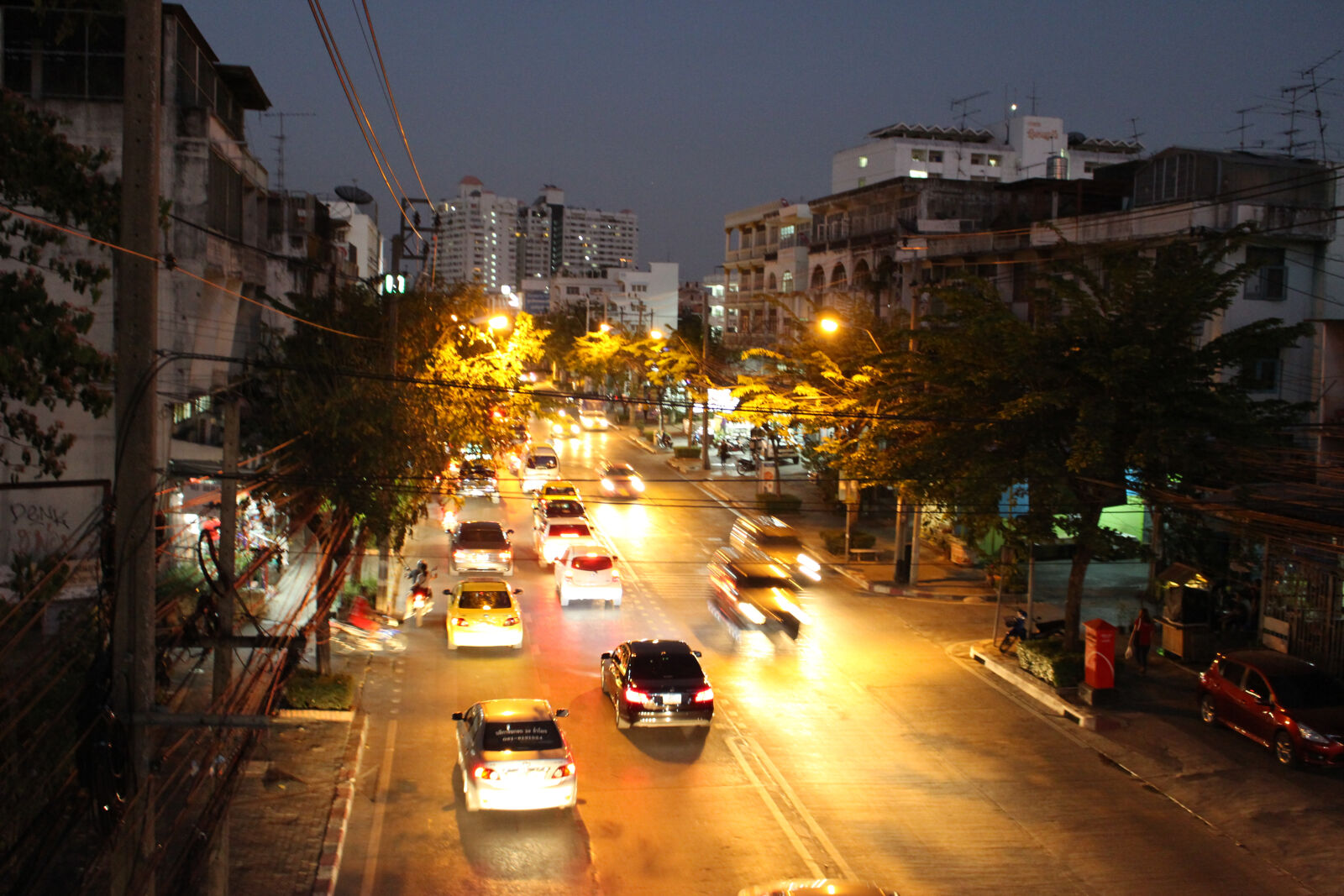 Canon EOS 100D (EOS Rebel SL1 / EOS Kiss X7) + Canon EF-S 18-55mm F3.5-5.6 IS STM sample photo. Bangkok, city, nighttime, onnut photography