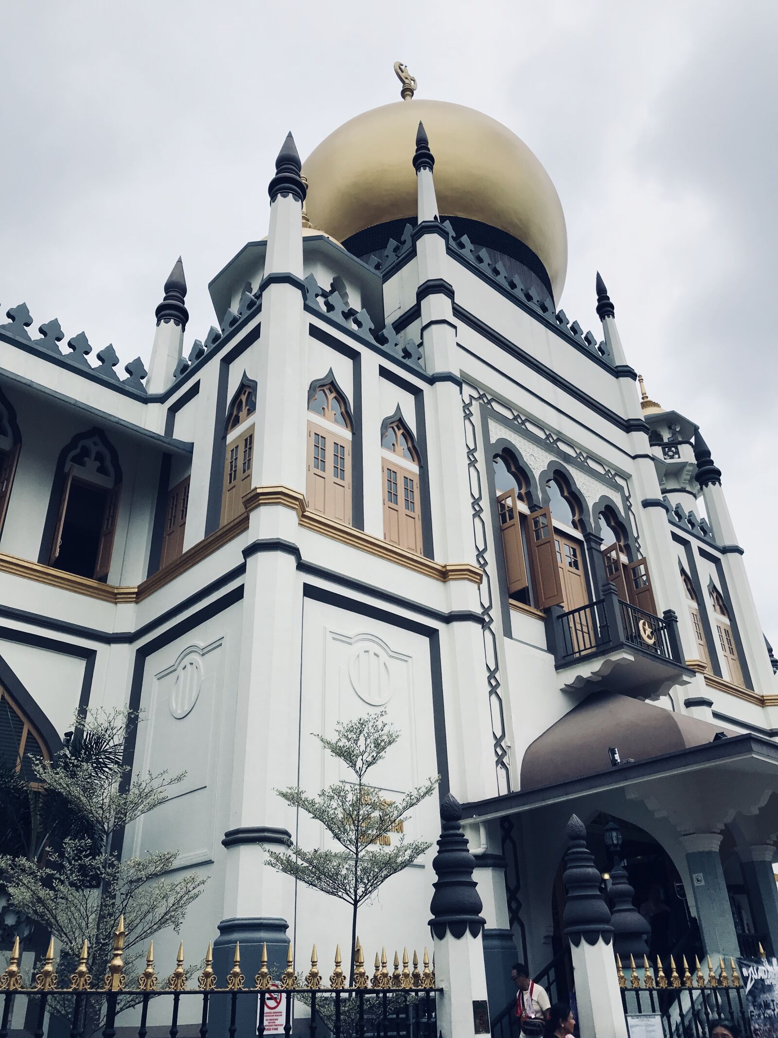 iPhone 7 back camera 3.99mm f/1.8 sample photo. Mosque, building, facade photography