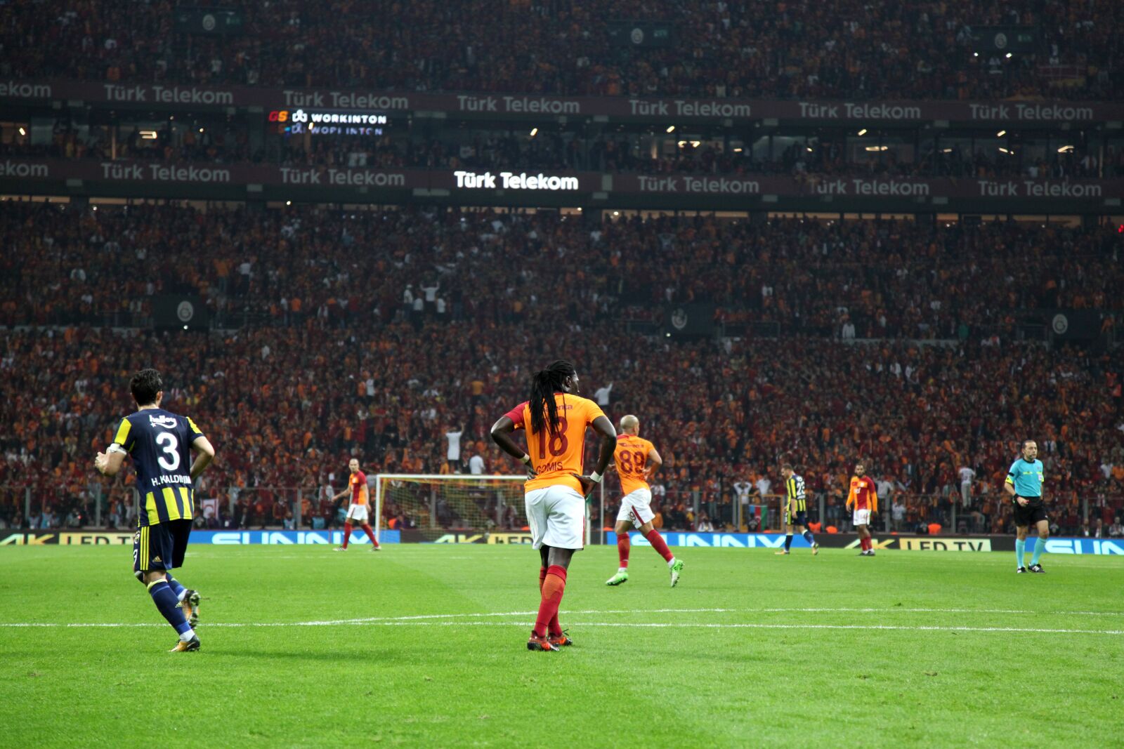 Canon EOS 5D Mark II sample photo. Galatasaray, fenerbahce, derby photography