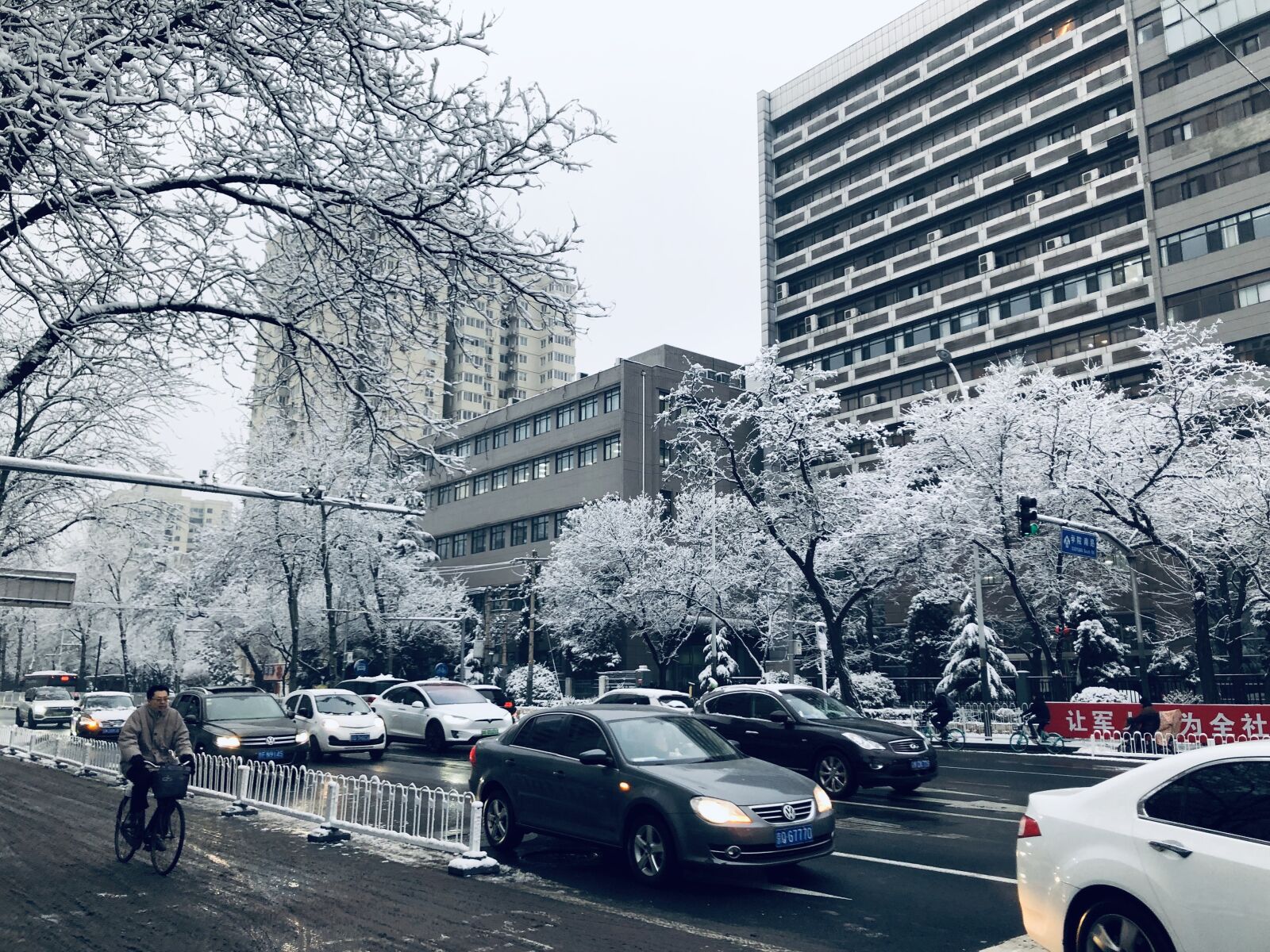 iPhone X back dual camera 4mm f/1.8 sample photo. Snow, winter, road photography