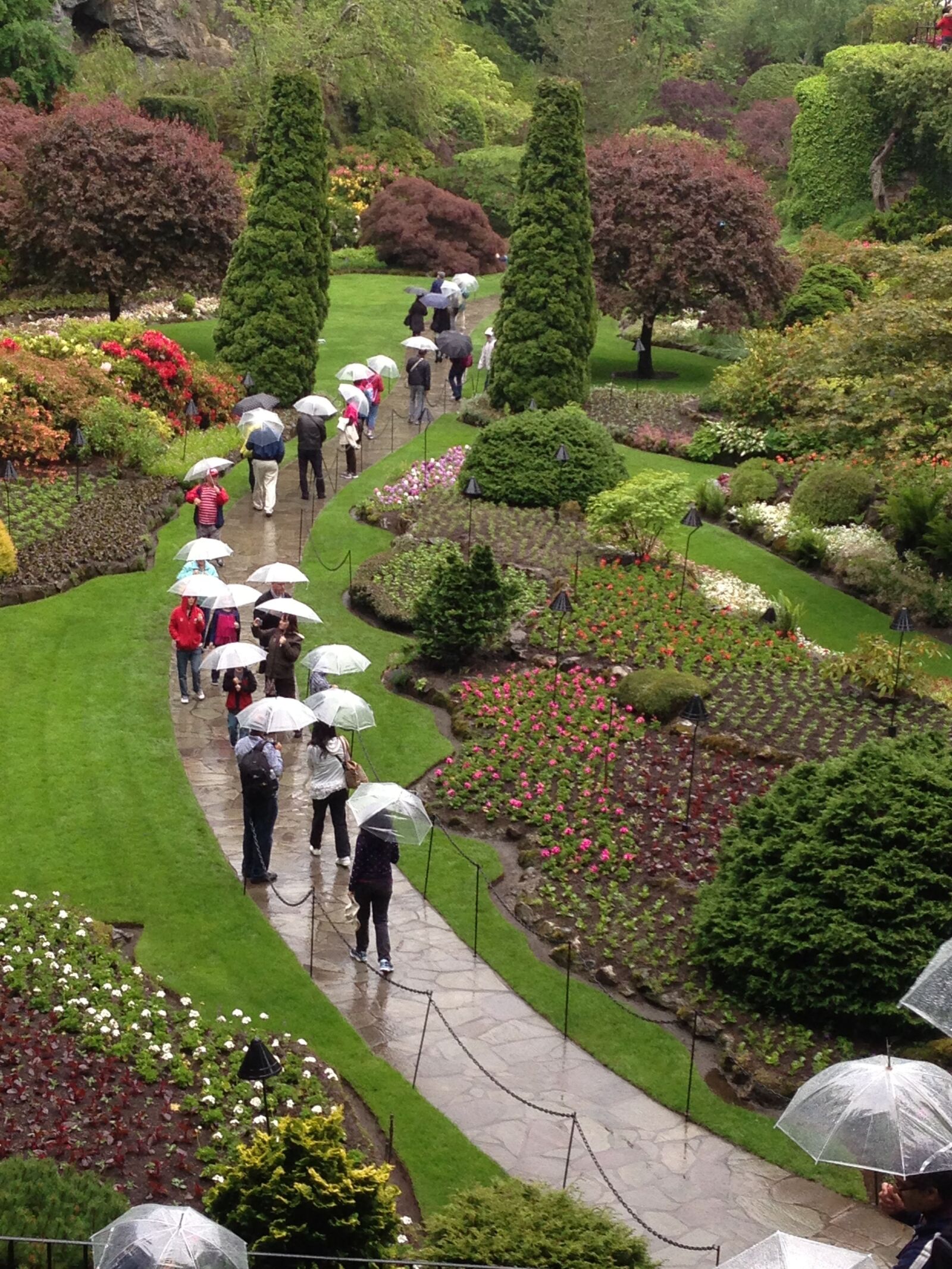 Apple iPhone 5 sample photo. Garden, path, people photography
