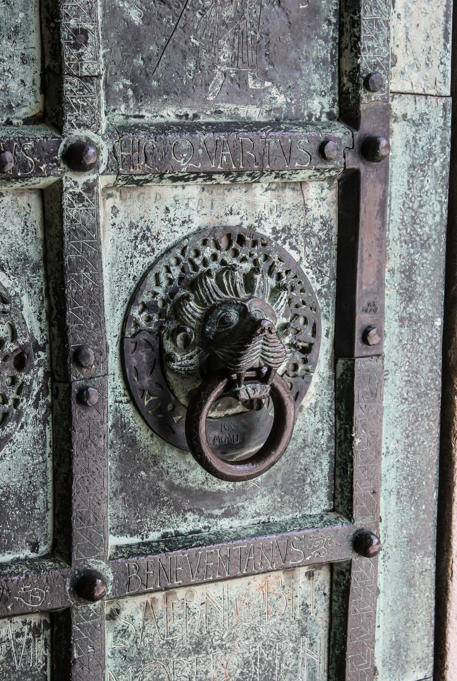 Canon EOS 550D (EOS Rebel T2i / EOS Kiss X4) sample photo. Sash, door, bronze photography