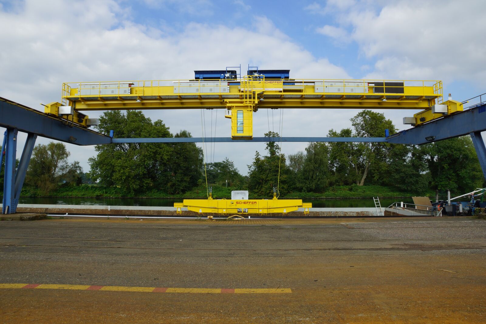Sony DT 16-50mm F2.8 SSM sample photo. Crane, magnetic system, scheffer photography