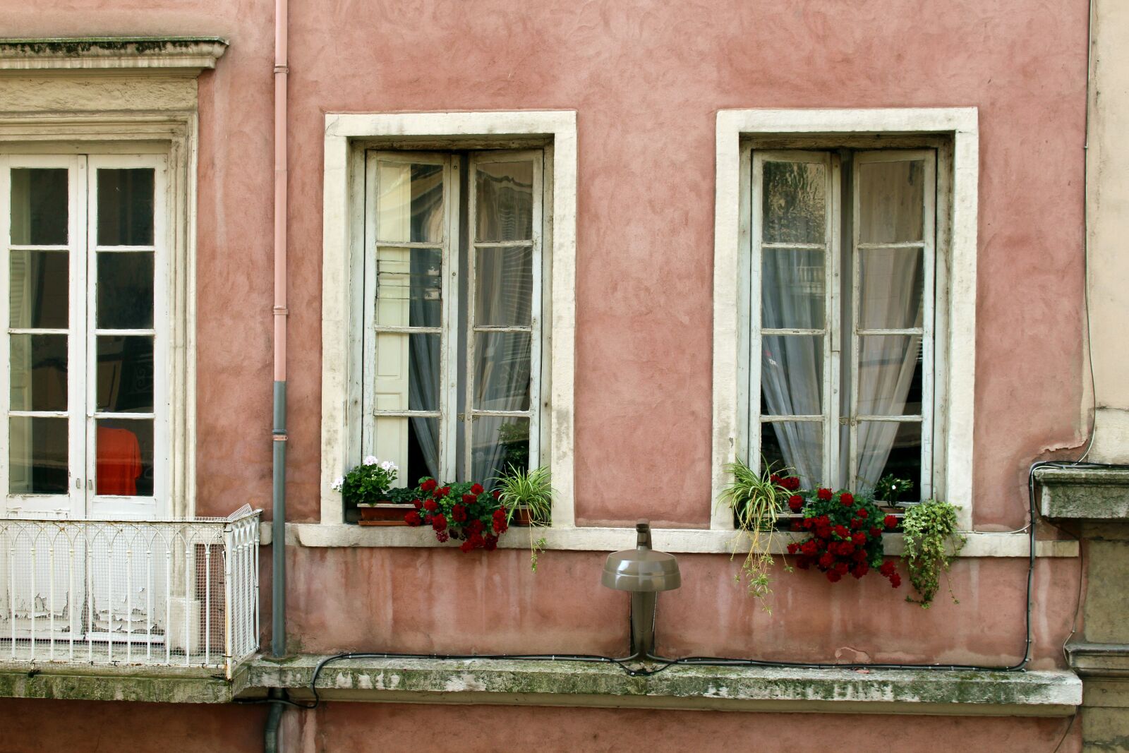 Canon EOS 700D (EOS Rebel T5i / EOS Kiss X7i) sample photo. Lyon, france, window photography