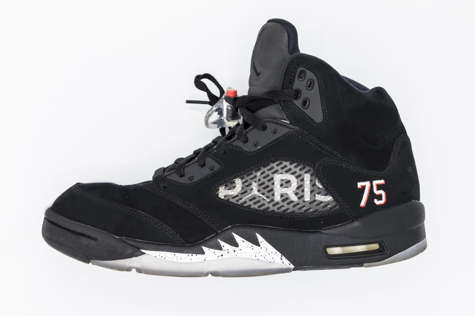Canon EF 24-105mm F4L IS II USM sample photo. Products, shoes, basketball photography