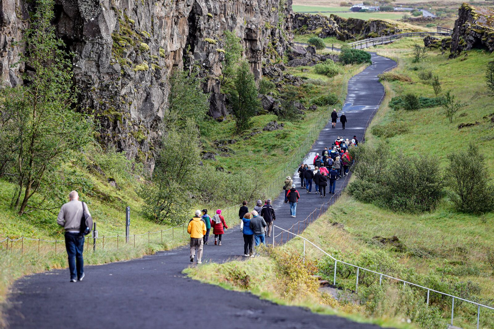 Canon EF 70-200mm F2.8L USM sample photo. Tourism, iceland, crowd photography
