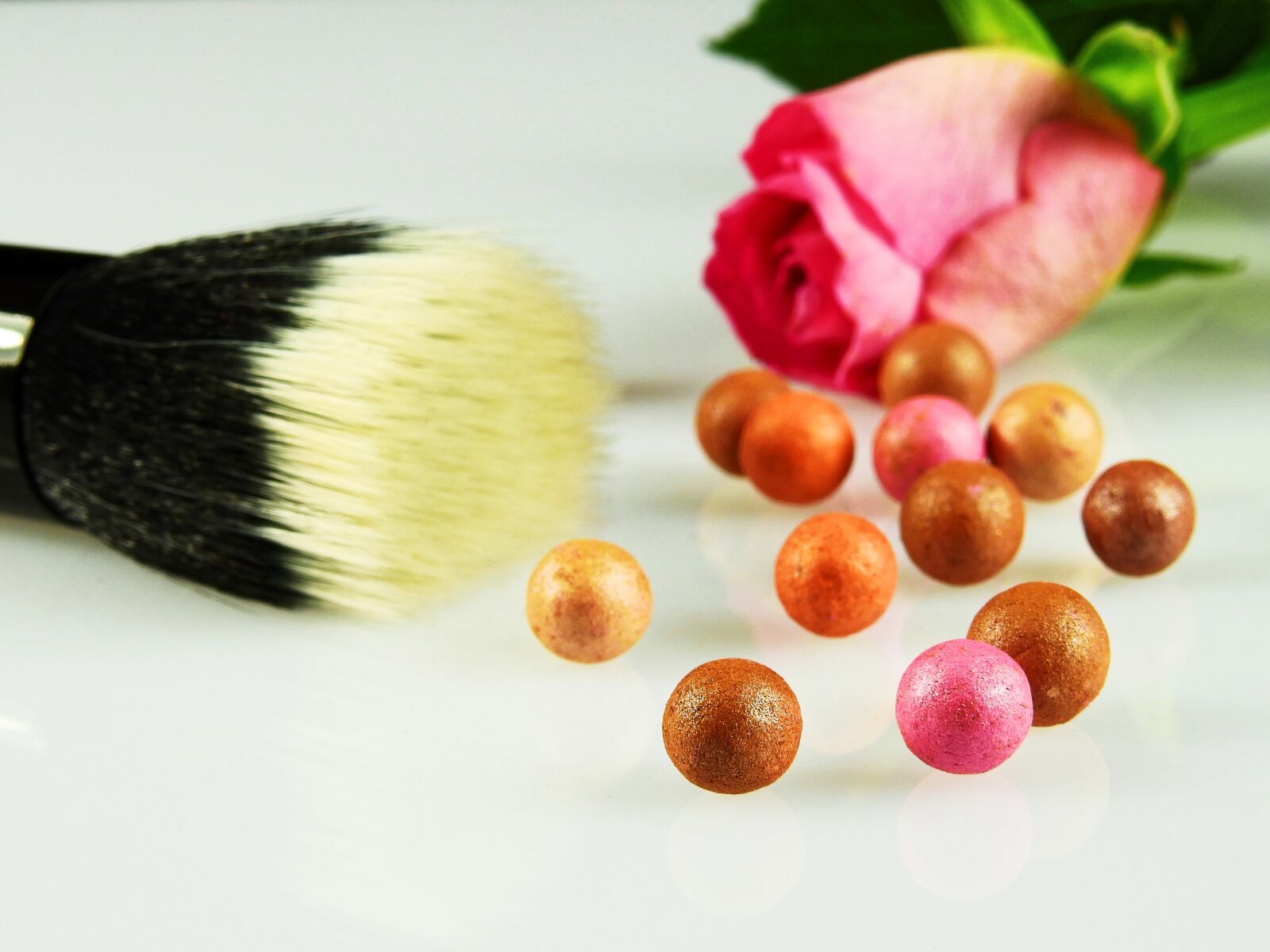 Nikon Coolpix P900 sample photo. Cosmetics, make up, schmink photography