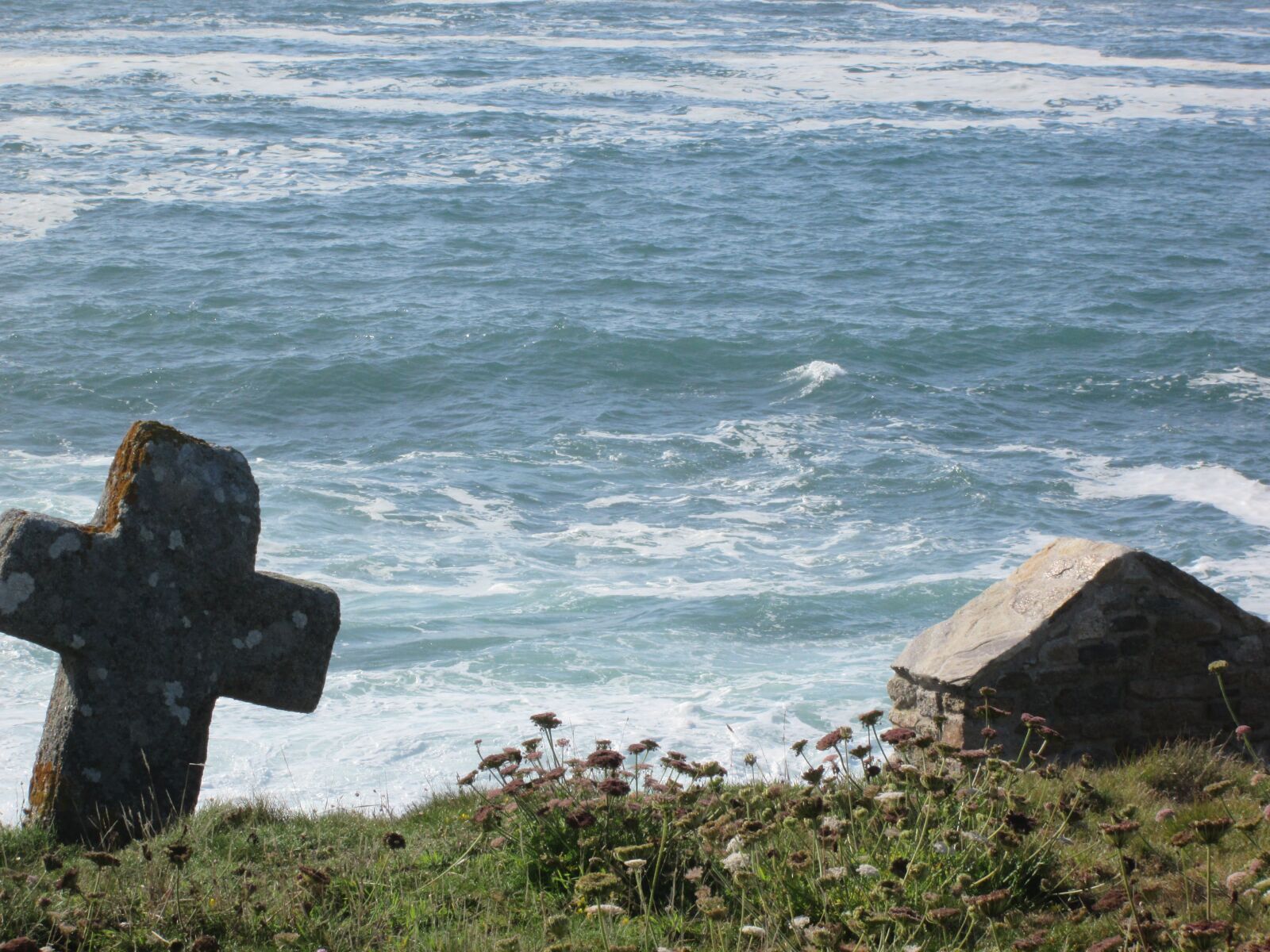 Canon PowerShot A2500 sample photo. Cross, cabin, sea photography