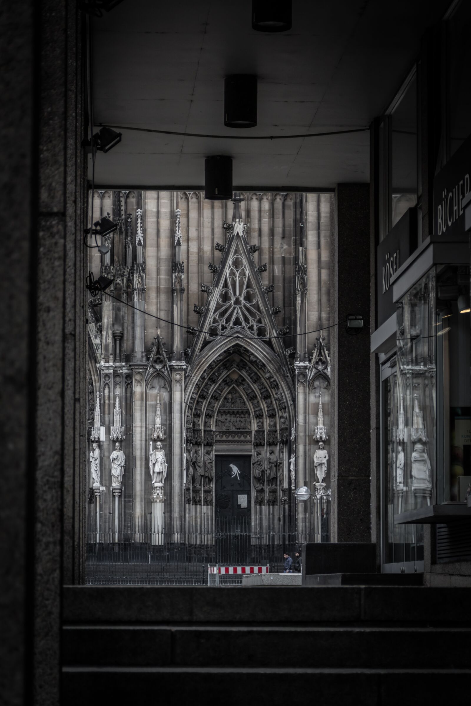 Canon EF-S 18-135mm F3.5-5.6 IS sample photo. Church, cologne, trap photography
