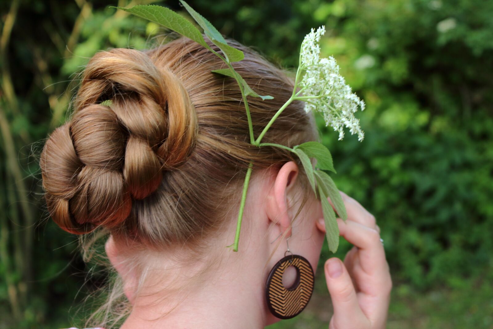 Canon EOS 1300D (EOS Rebel T6 / EOS Kiss X80) sample photo. Flower in hair, hair photography