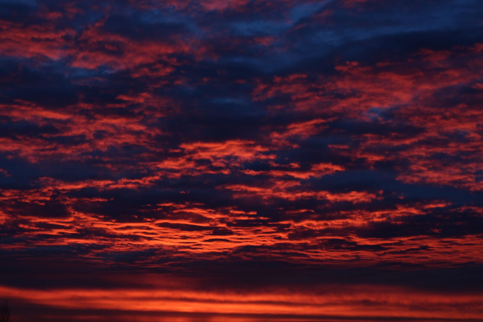 Canon EOS 700D (EOS Rebel T5i / EOS Kiss X7i) + Canon EF 50mm F1.8 STM sample photo. Sky, sunset, clouds photography