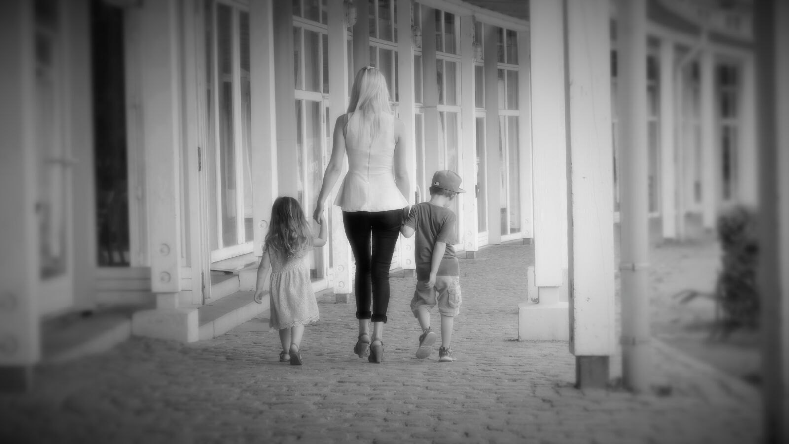 Panasonic Lumix DMC-FZ1000 sample photo. Mother, children, shooting photography