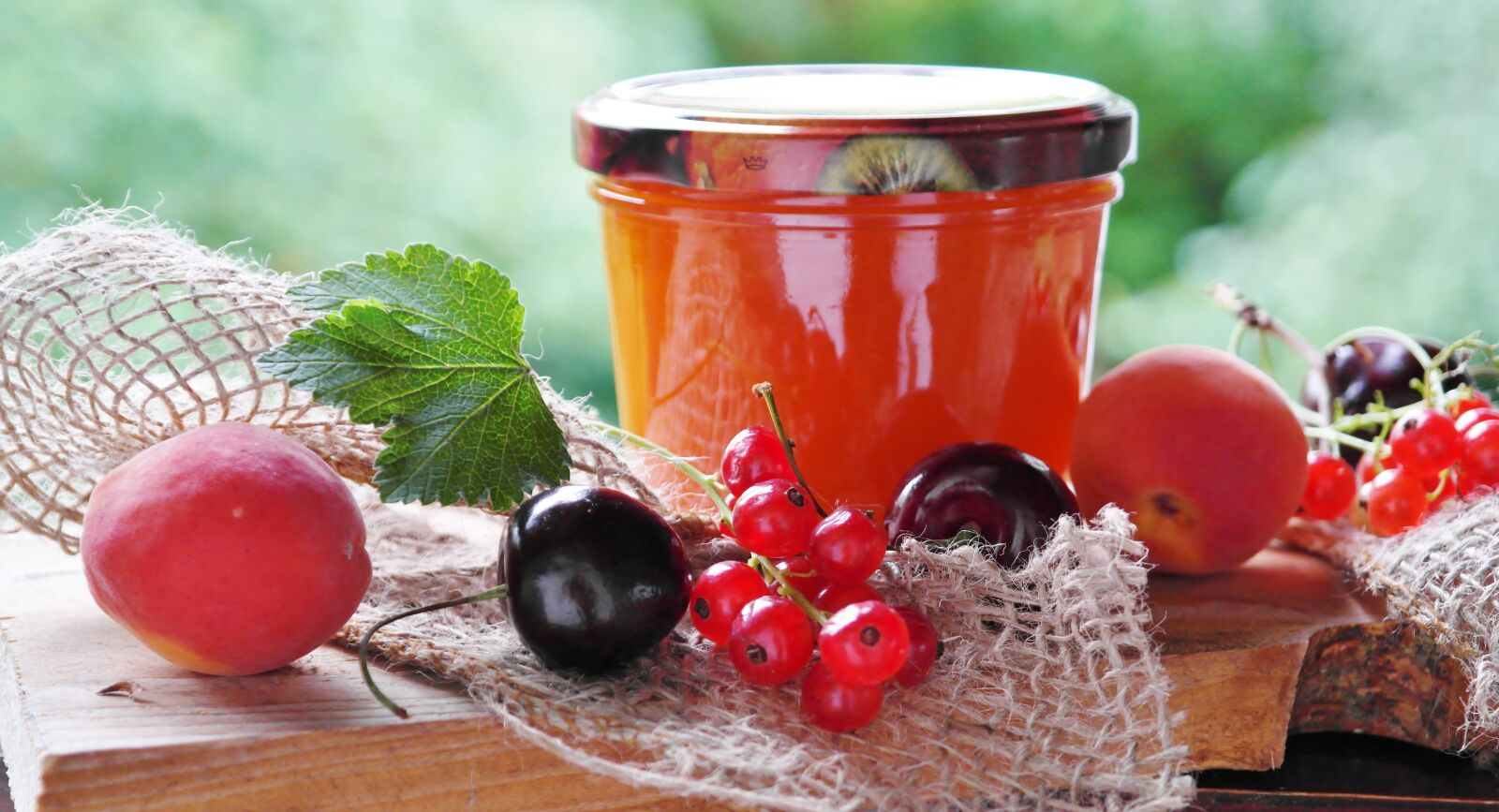 Samsung NX20 sample photo. Jam, apricots, apricot photography