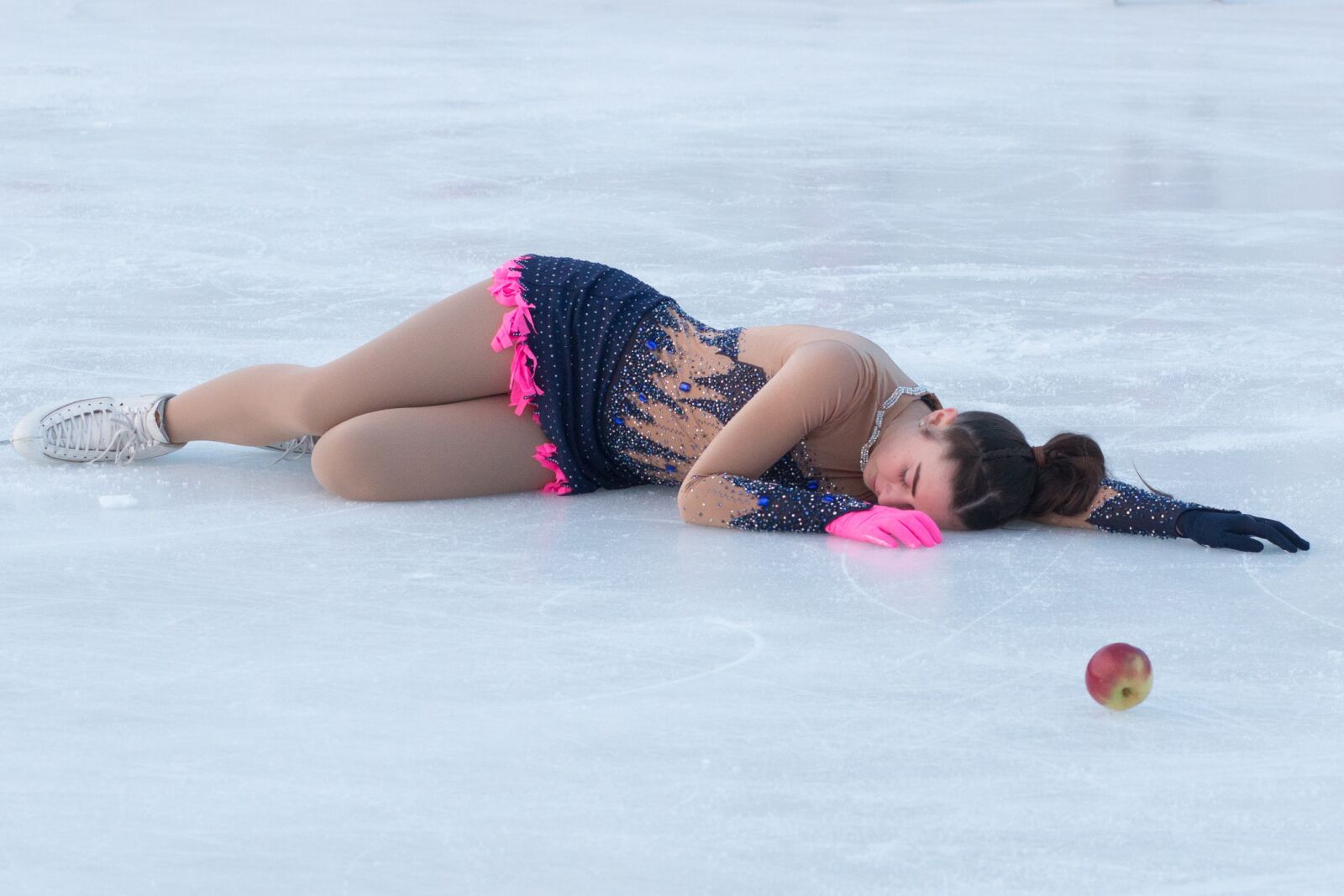Canon EOS 70D + Canon EF 85mm F1.8 USM sample photo. Figure skater, ice, sport photography