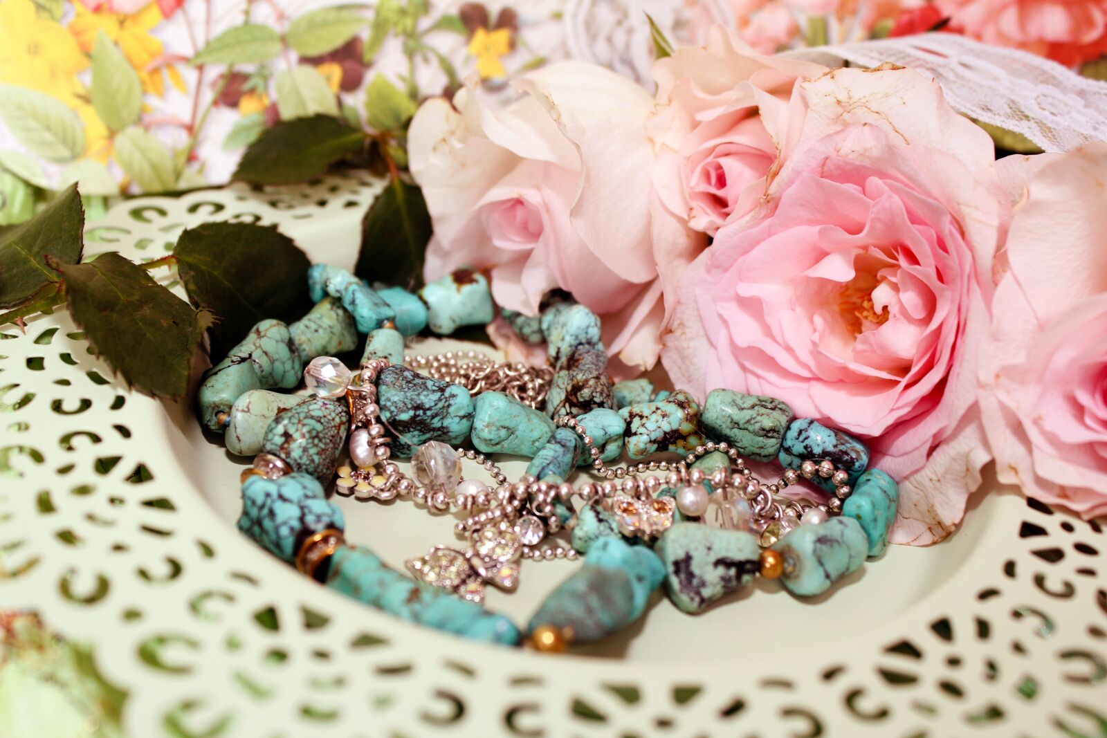 Canon EOS 600D (Rebel EOS T3i / EOS Kiss X5) sample photo. Roses, jewellery, playful photography