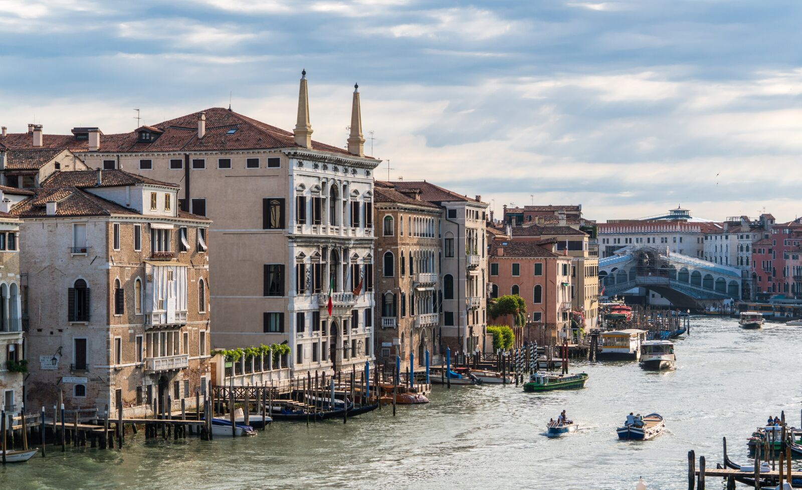 Sony a7R II + Sony FE 24-240mm F3.5-6.3 OSS sample photo. Venice, italy, rialto bridge photography