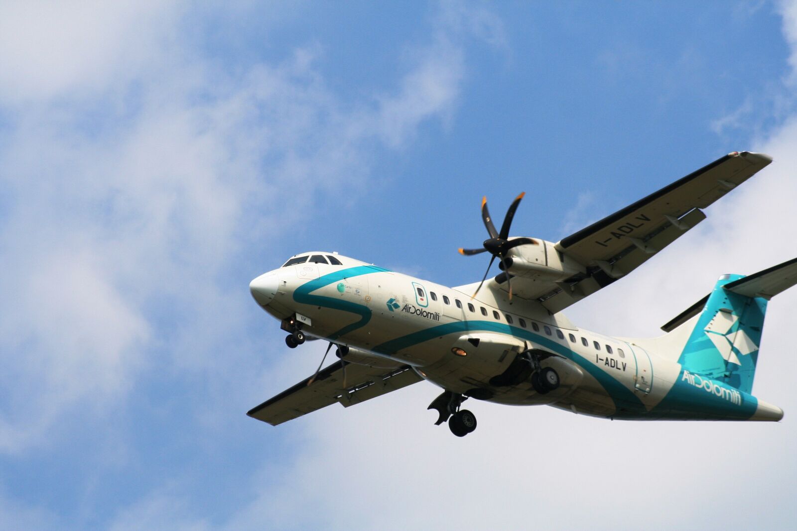 Canon EOS 350D (EOS Digital Rebel XT / EOS Kiss Digital N) sample photo. Flyer, aircraft, wing photography